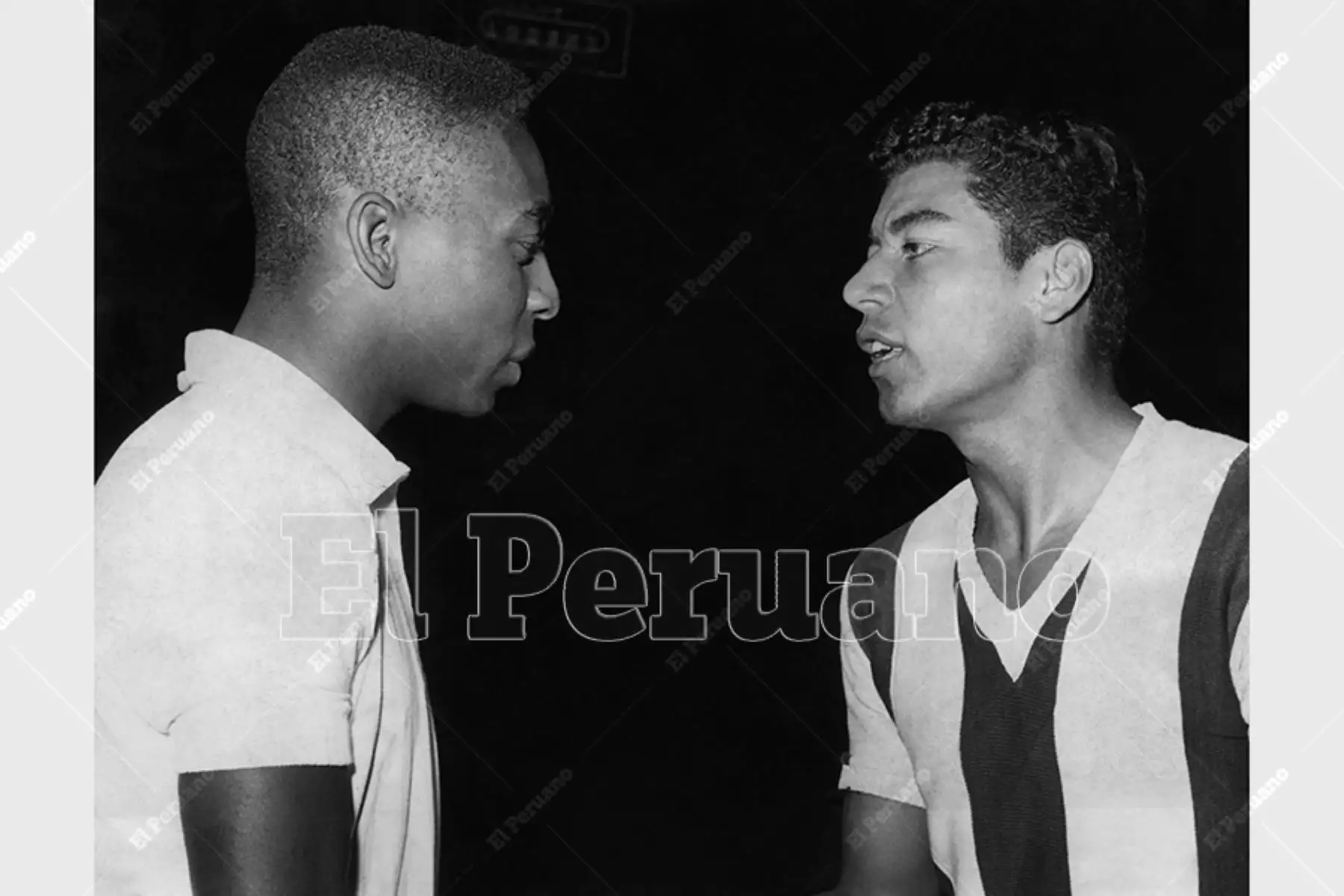 Lima - 24 febrero 1960 / El partido entre el Santos y Alianza Lima marcó la despedida de Víctor "Conejo" Benitez que enrumbó a Aergentina para enrolarse en el Boca Juniors. El equipo brasileño vino capitaneado por el gran Pelé. 
Foto: Archivo Histórico de El Peruano
