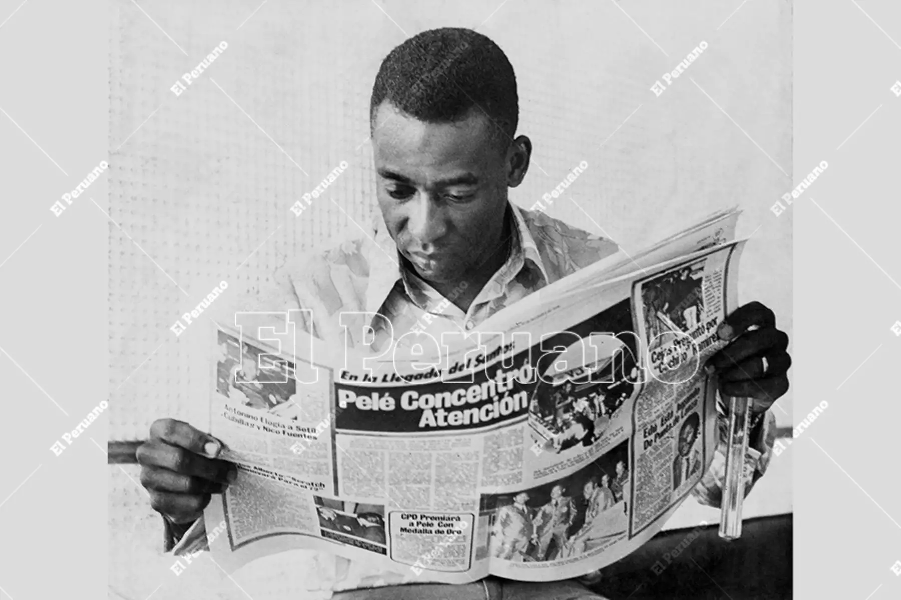 Lima - 24 noviembre 1970 / El Rey Pelé revisa el diario La Crónica en su primer día de visita a nuestra capital. La afición peruana podrá verlo en acción nuevamente con la camiseta del Santos FBC ante Universitario de Deportes. 
Foto: Archivo Histórico de El Peruano