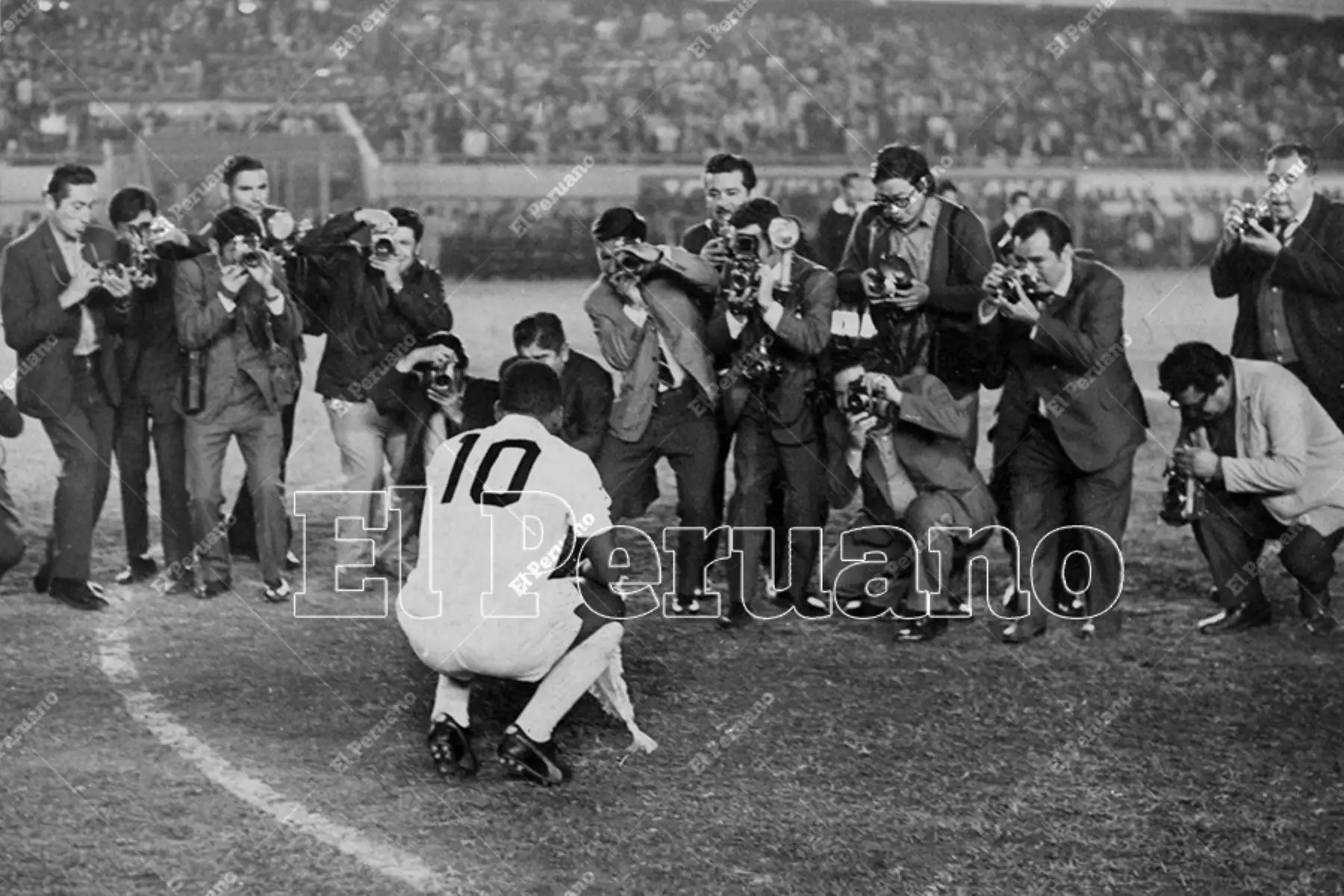 Lima - 25 noviembre 1970 / Pelé posa para los fotógrafos antes del partido en que  Universitario de Deportes venció 3-2 al Santos FBC en el Estadio Nacional. 
Foto: Archivo Histórico de El Peruano