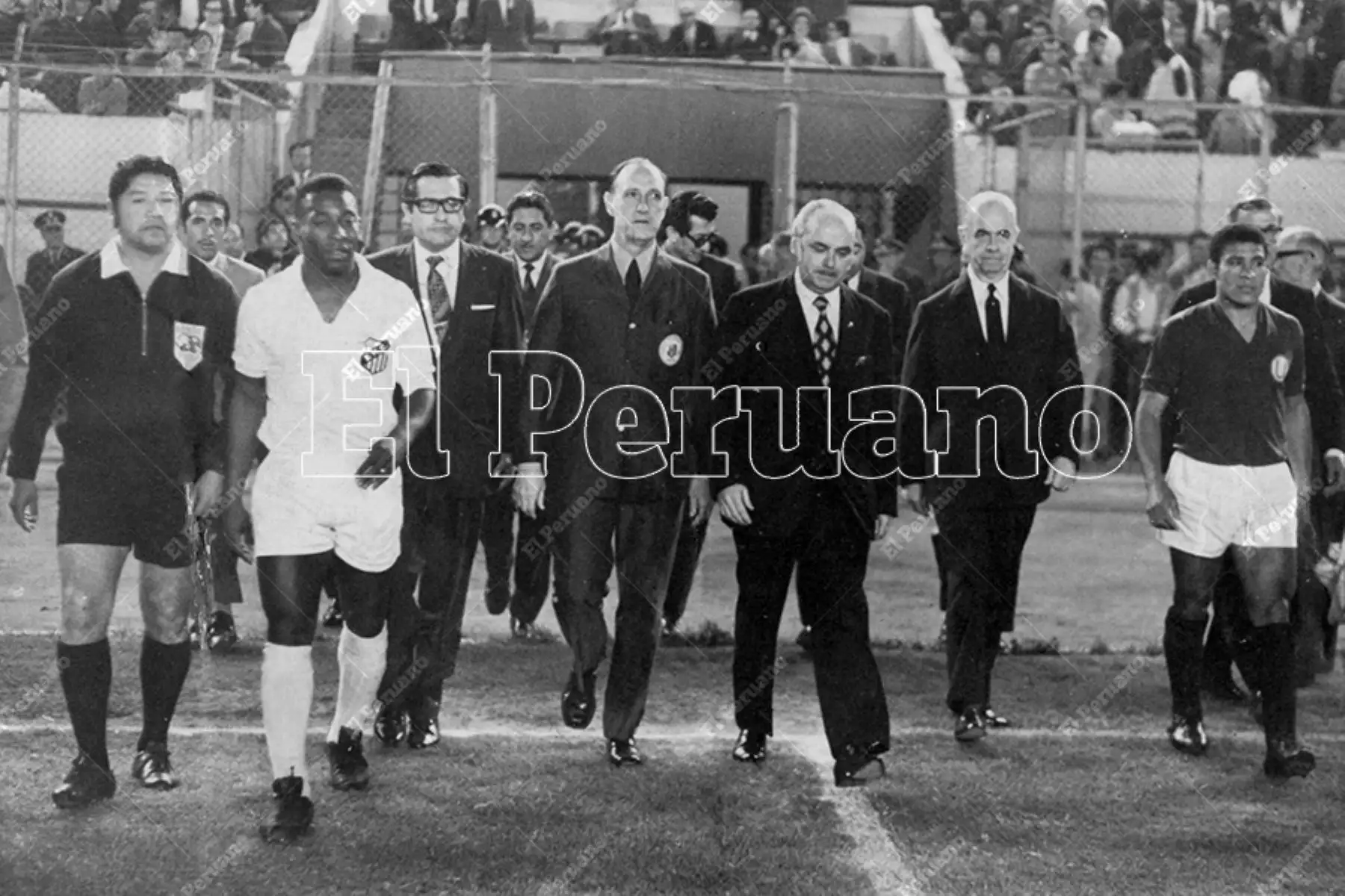 Lima - 25 noviembre 1970 / Pelé y Héctor Chumpitaz salen al campo del Estadio Nacional para el encuentro entre el Santos FBC y Universitario de Deportes. 
Foto: Archivo Histórico de El Peruano