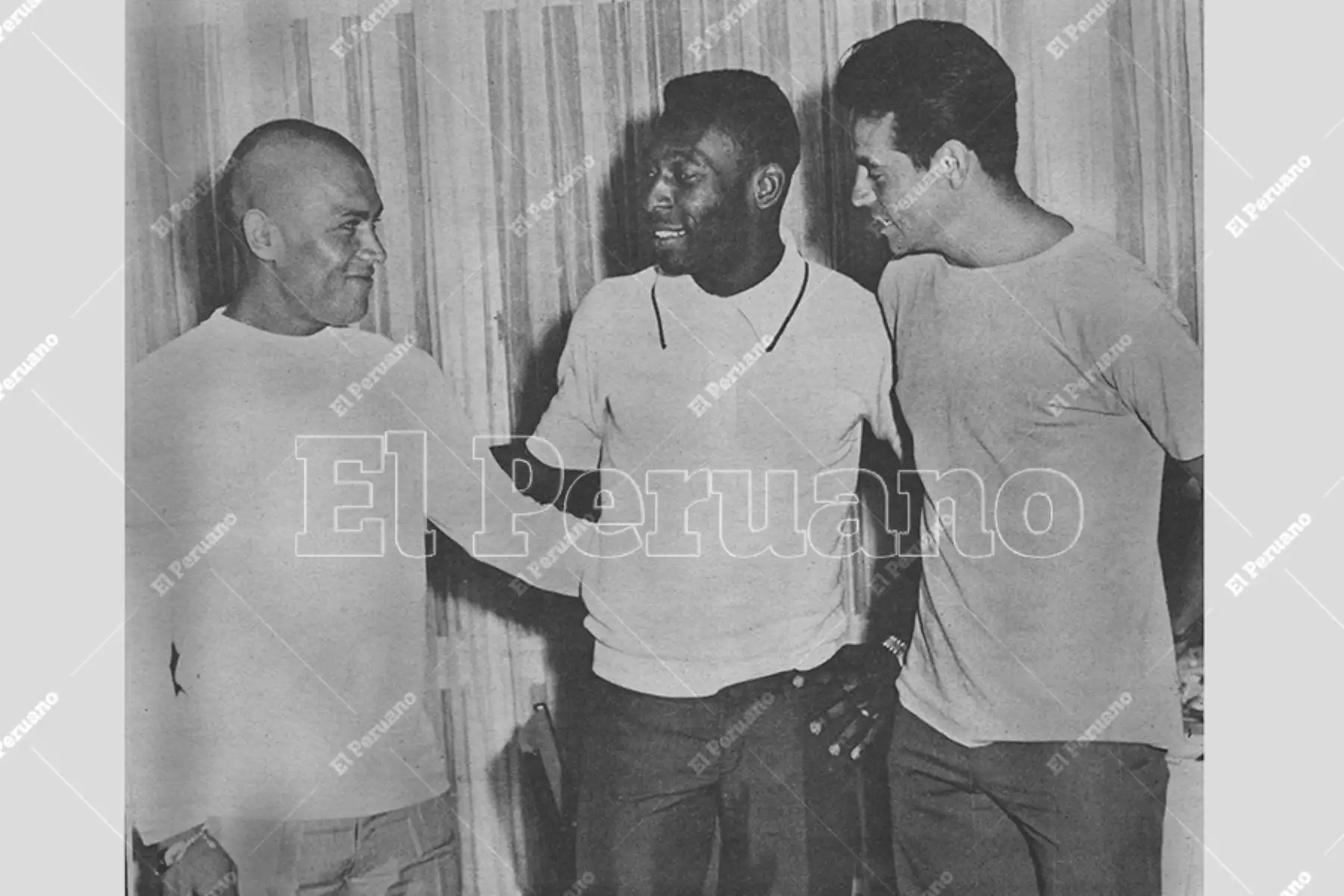Lima - 23 enero 1970 / Pelé junto a Hugo Sotil y Oswaldo "Cachito" Ramírez  conversan sobre las posibilidades de Perú y Brasil en el mundial de México 70. El Rey del fútbol llegó a Lima con el Santos FBC que jugará con Universitario de Deportes en el Estadio Nacional. 
Foto: Archivo Histórico de El Peruano