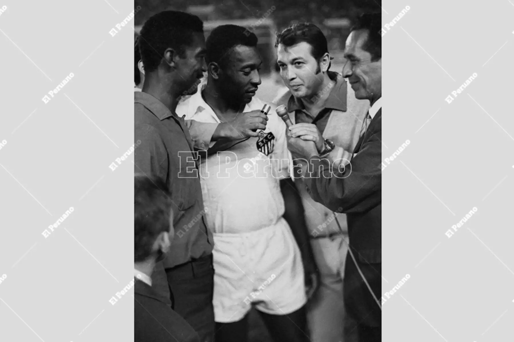 Lima - 23 enero 1970 /  El Rey del fútbol llegó a Lima con el Santos FBC que jugó con Universitario de Deportes en el Estadio Nacional. 
Foto: Archivo Histórico de El Peruano