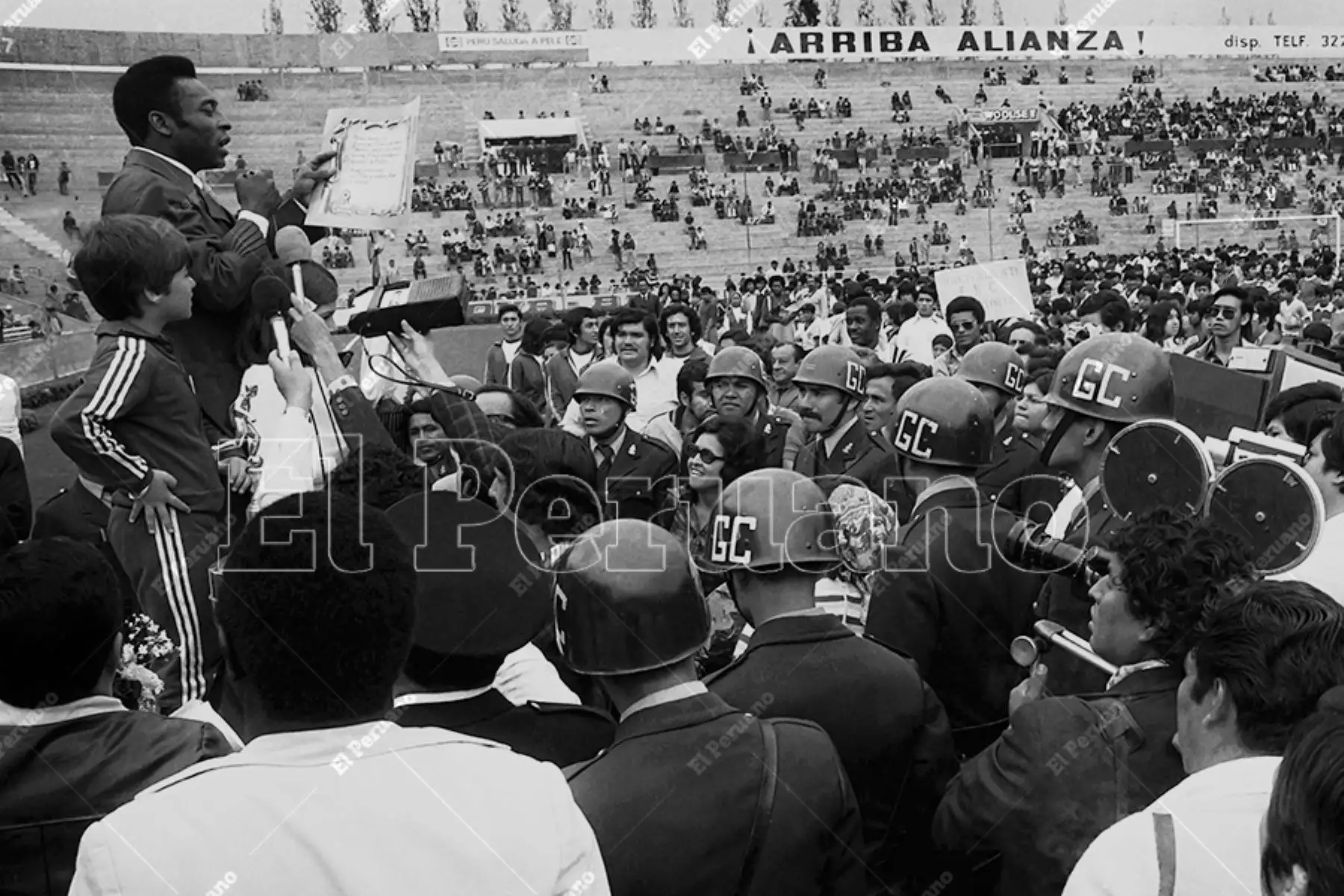 Lima - 23 enero 1970 /  El Rey del fútbol en el Estadio Alianza Lima. Foto: Archivo Histórico de El Peruano