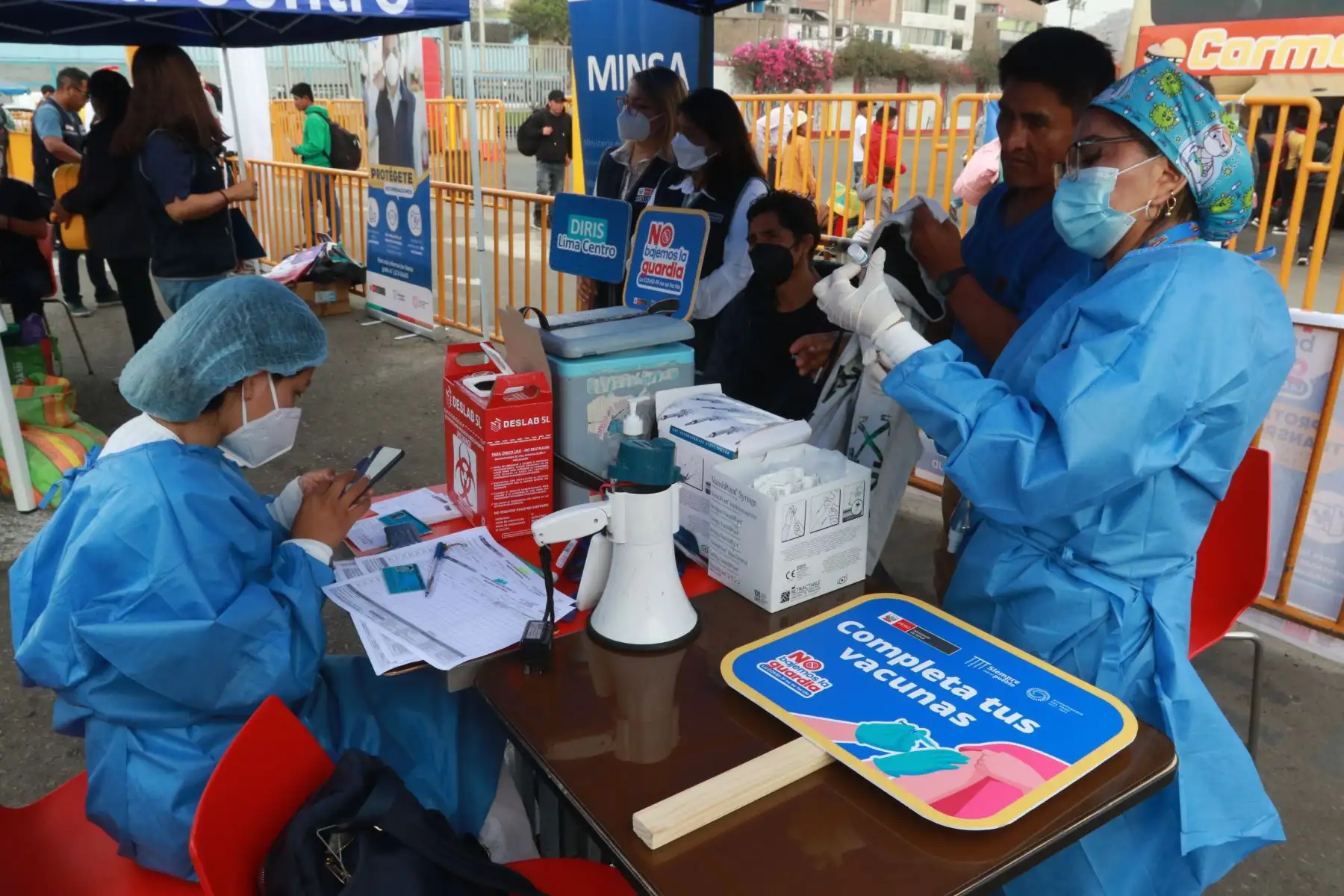 Minsa realizó esta mañana una campaña de vacunación en el terminal terrestre de Yerbateros, en San Luis.

Foto:ANDINA/Hector Vinces