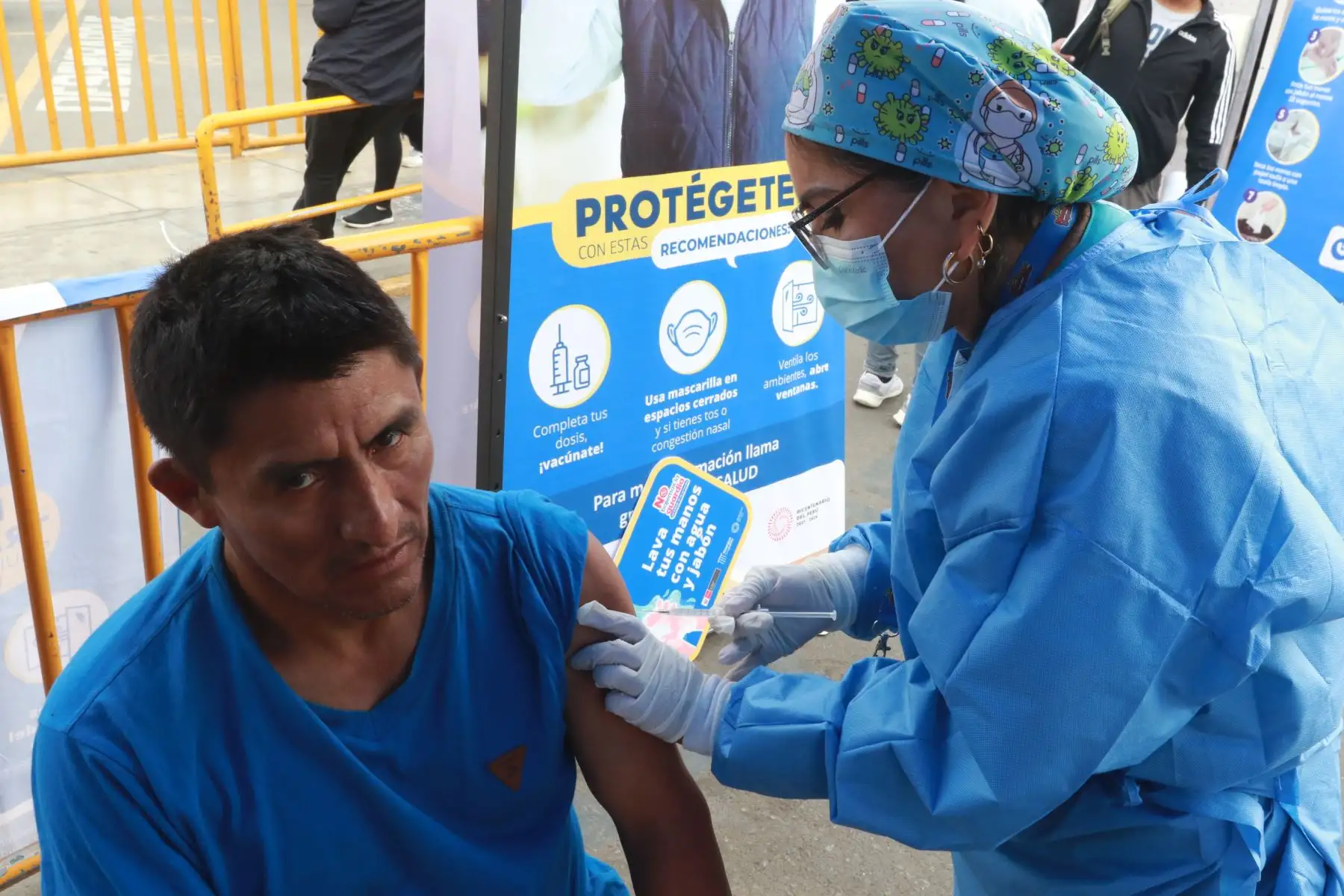 Minsa realizó esta mañana una campaña de vacunación en el terminal terrestre de Yerbateros, en San Luis.

Foto:ANDINA/Hector Vinces