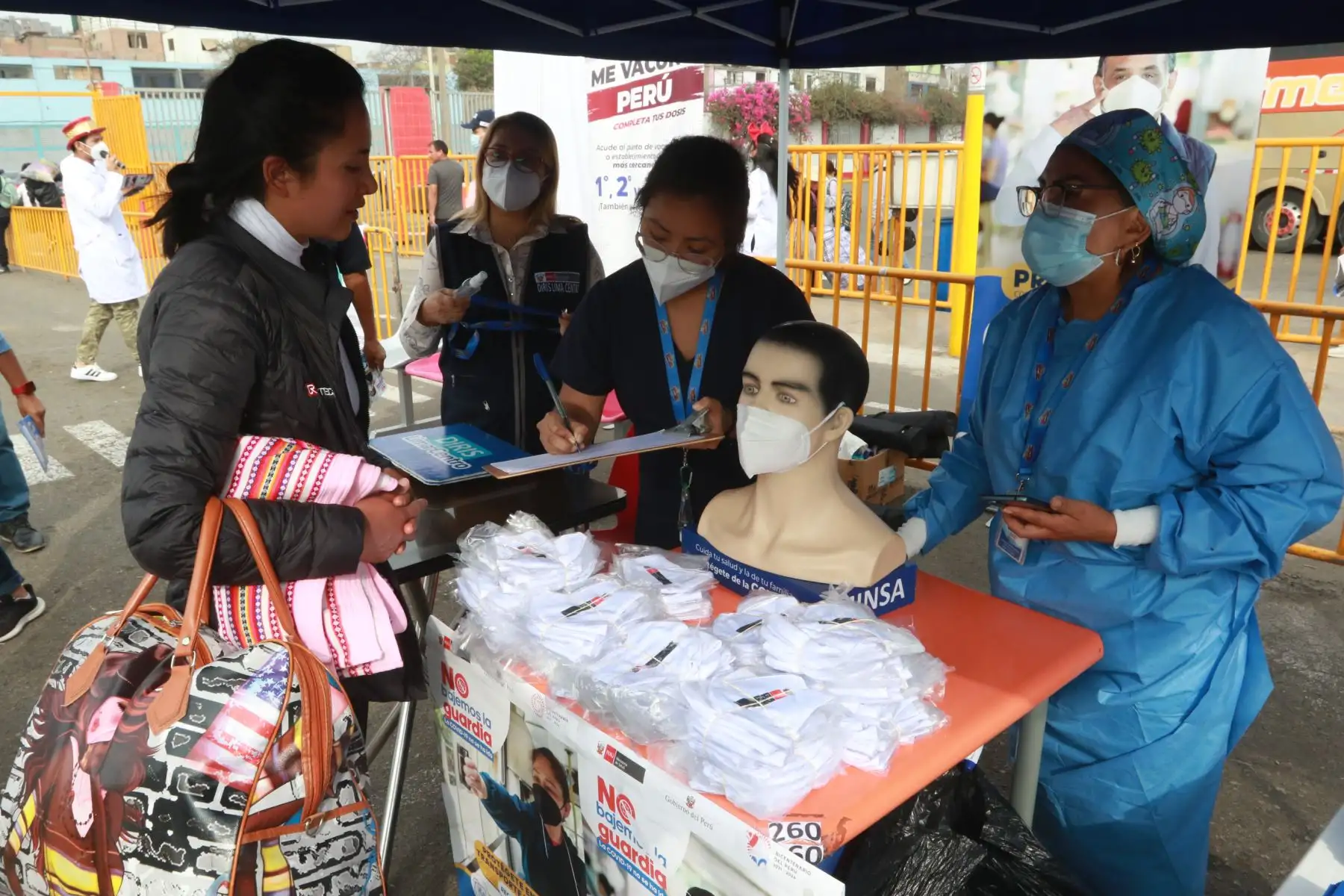 Minsa realizó esta mañana una campaña de vacunación en el terminal terrestre de Yerbateros, en San Luis.

Foto:ANDINA/Hector Vinces