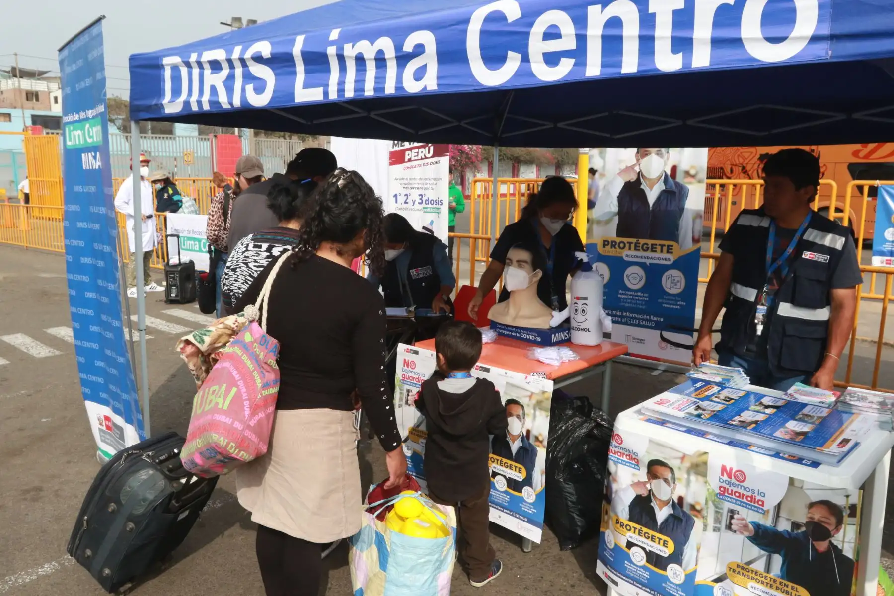 Minsa realizó esta mañana una campaña de vacunación en el terminal terrestre de Yerbateros, en San Luis.

Foto:ANDINA/Hector Vinces