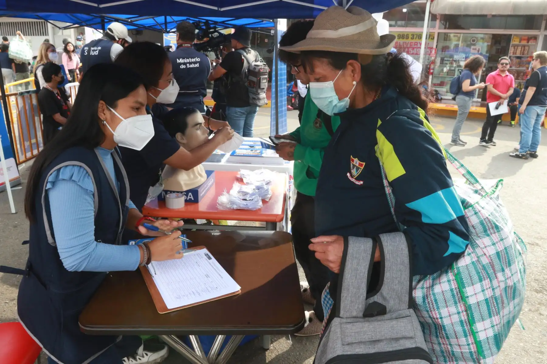 Minsa realizó esta mañana una campaña de vacunación en el terminal terrestre de Yerbateros, en San Luis.

Foto:ANDINA/Hector Vinces