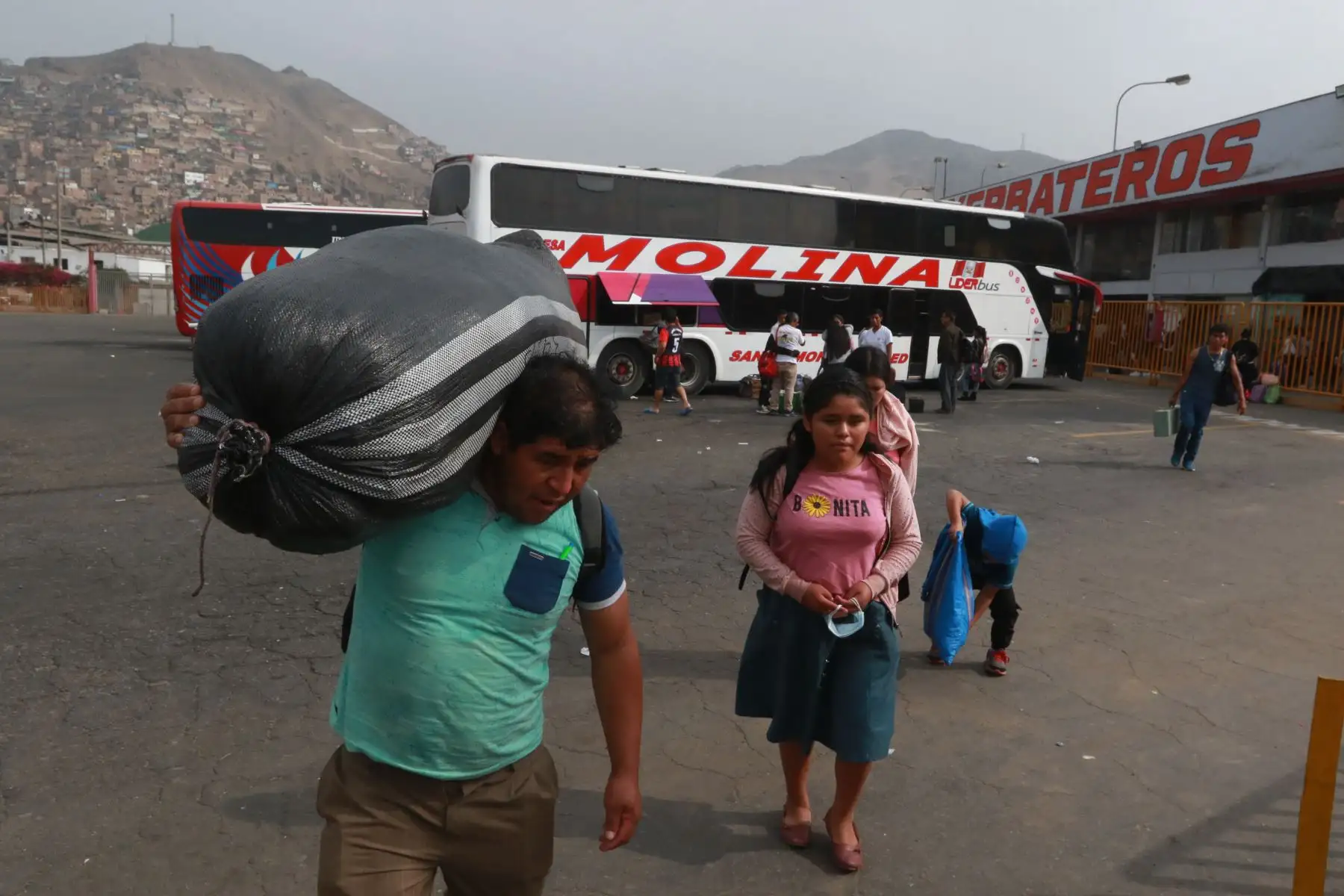 Minsa realizó esta mañana una campaña de vacunación en el terminal terrestre de Yerbateros, en San Luis.

Foto:ANDINA/Hector Vinces