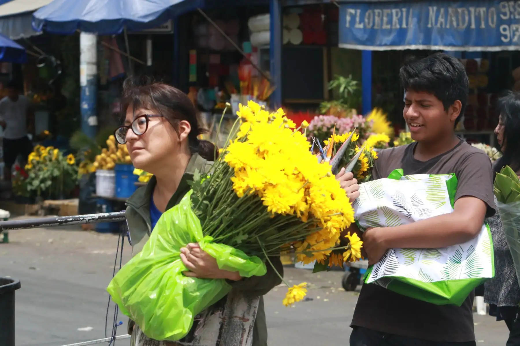 A escasas horas de recibir el año nuevo 2023 muchas personas acuden al mercado de flores Santa Rosa en el Rimac para comprar los arreglos florales de dicho color para atraer la suerte del nuevo año. Los ramos de flores amarillas se pueden encontrar de todo precio mientras que los girasoles se venden desde 6 soles  hasta 14 soles el ramo, hay para todos los gustos. Foto: ANDINA/Héctor Vinces