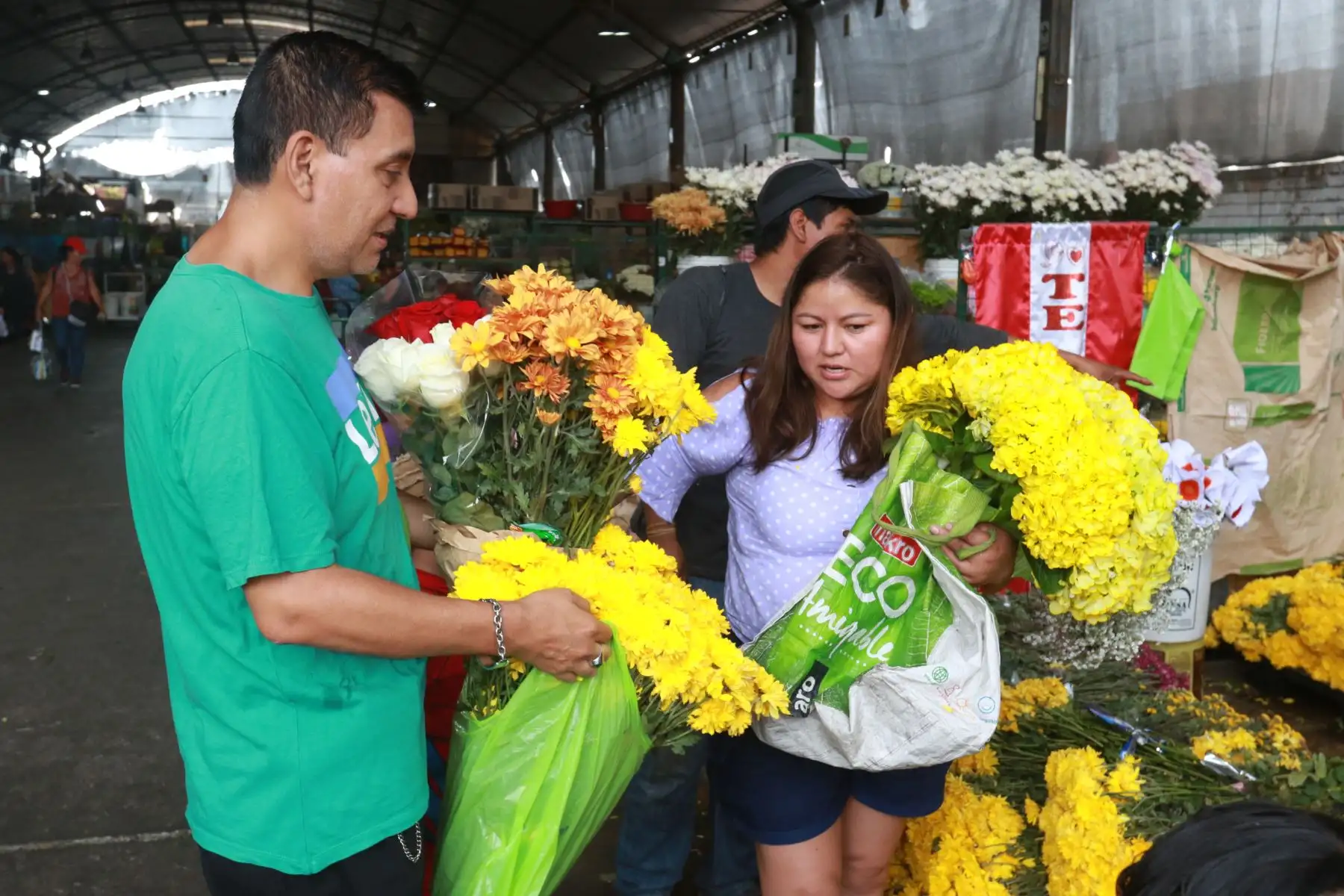 A escasas horas de recibir el año nuevo 2023 muchas personas acuden al mercado de flores Santa Rosa en el Rimac para comprar los arreglos florales de dicho color para atraer la suerte del nuevo año. Los ramos de flores amarillas se pueden encontrar de todo precio mientras que los girasoles se venden desde 6 soles  hasta 14 soles el ramo, hay para todos los gustos. Foto: ANDINA/Héctor Vinces