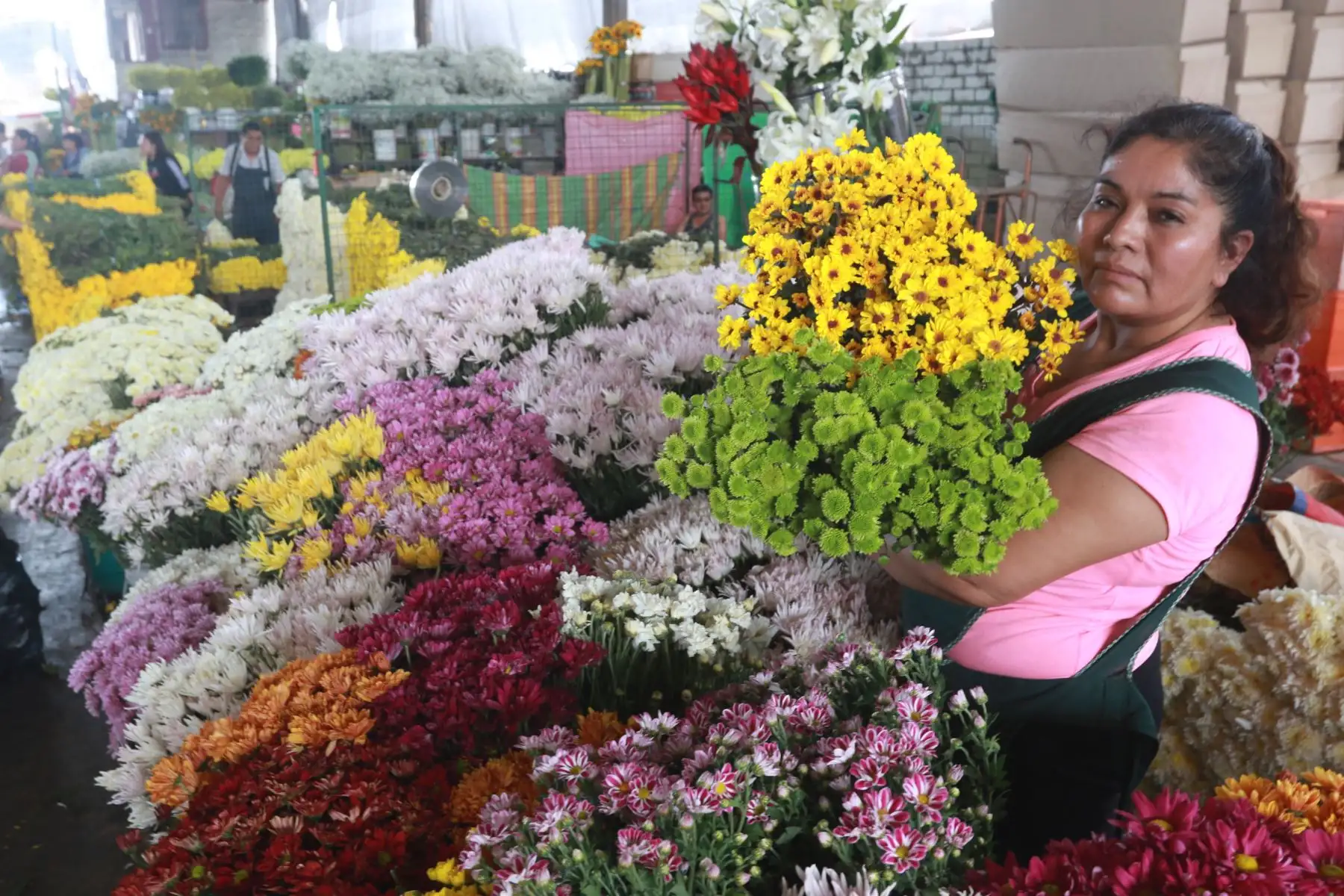 A escasas horas de recibir el año nuevo 2023 muchas personas acuden al mercado de flores Santa Rosa en el Rimac para comprar los arreglos florales de dicho color para atraer la suerte del nuevo año. Los ramos de flores amarillas se pueden encontrar de todo precio mientras que los girasoles se venden desde 6 soles  hasta 14 soles el ramo, hay para todos los gustos. Foto: ANDINA/Héctor Vinces