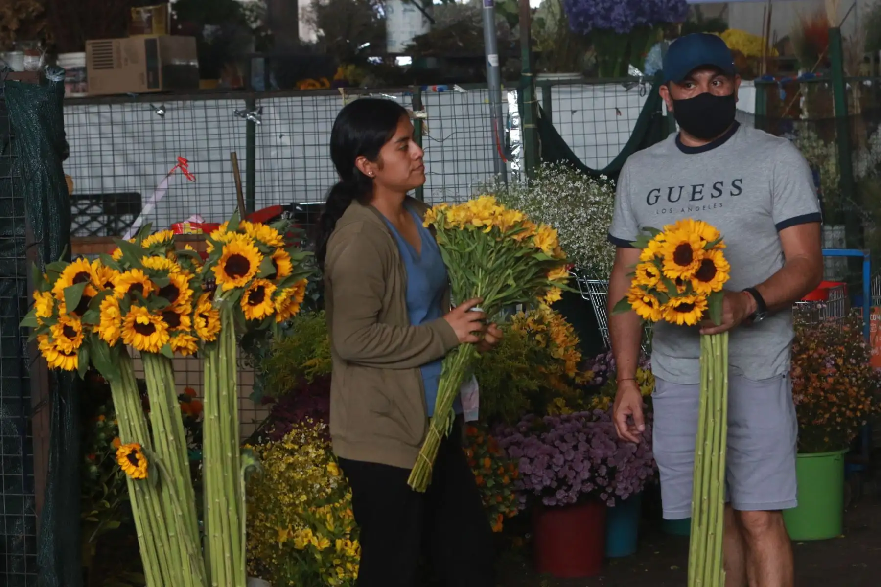 A escasas horas de recibir el año nuevo 2023 muchas personas acuden al mercado de flores Santa Rosa en el Rimac para comprar los arreglos florales de dicho color para atraer la suerte del nuevo año. Los ramos de flores amarillas se pueden encontrar de todo precio mientras que los girasoles se venden desde 6 soles  hasta 14 soles el ramo, hay para todos los gustos. Foto: ANDINA/Héctor Vinces