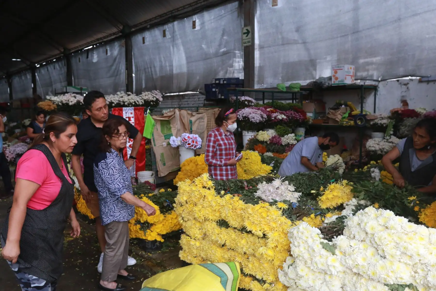 A escasas horas de recibir el año nuevo 2023 muchas personas acuden al mercado de flores Santa Rosa en el Rimac para comprar los arreglos florales de dicho color para atraer la suerte del nuevo año. Los ramos de flores amarillas se pueden encontrar de todo precio mientras que los girasoles se venden desde 6 soles  hasta 14 soles el ramo, hay para todos los gustos. Foto: ANDINA/Héctor Vinces