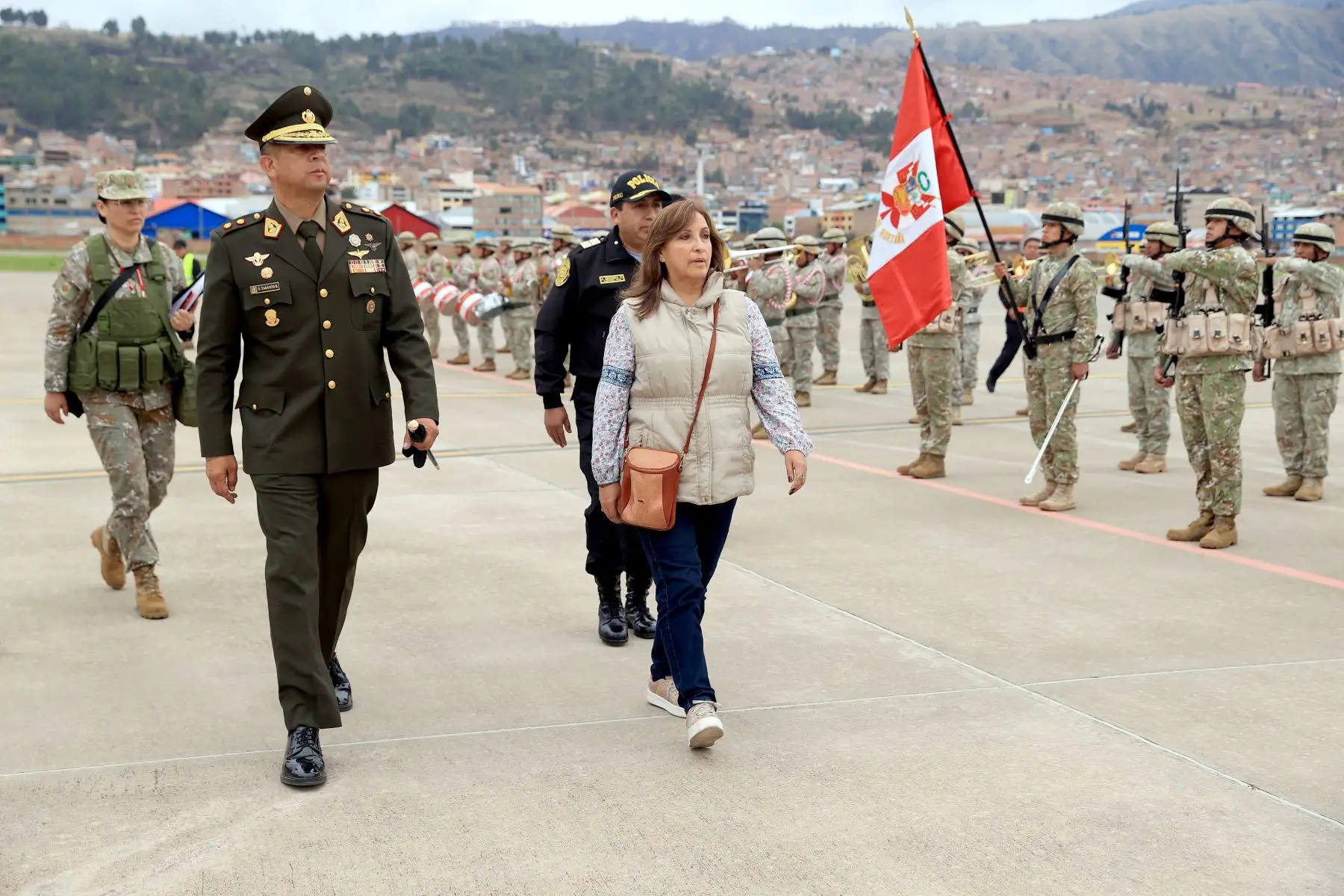 La presidenta Dina Boluarte arribó esta mañana a la ciudad de Cusco acompañada ministros de Estado, y sostuvo una reunió con la Junta Directiva de la Confederación Nacional de Radio y Televisión – CNRTV como parte de su agenda en la ciudad imperial.
Foto: ANDINA/Presidencia Perú