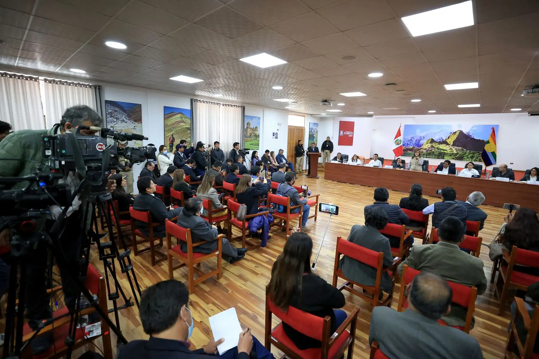 La presidenta Dina Boluarte arribó esta mañana a la ciudad de Cusco acompañada ministros de Estado, y sostuvo una reunió con la Junta Directiva de la Confederación Nacional de Radio y Televisión – CNRTV como parte de su agenda en la ciudad imperial.
Foto: ANDINA/Presidencia Perú