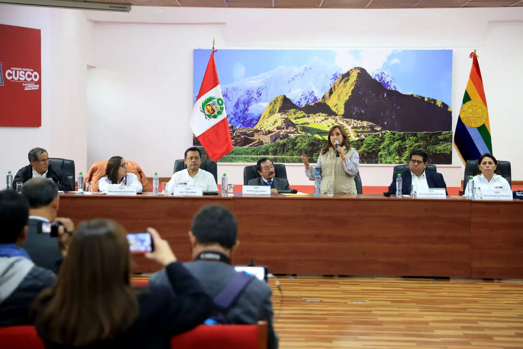 La presidenta Dina Boluarte arribó esta mañana a la ciudad de Cusco acompañada ministros de Estado, y sostuvo una reunió con la Junta Directiva de la Confederación Nacional de Radio y Televisión – CNRTV como parte de su agenda en la ciudad imperial.
Foto: ANDINA/Presidencia Perú
