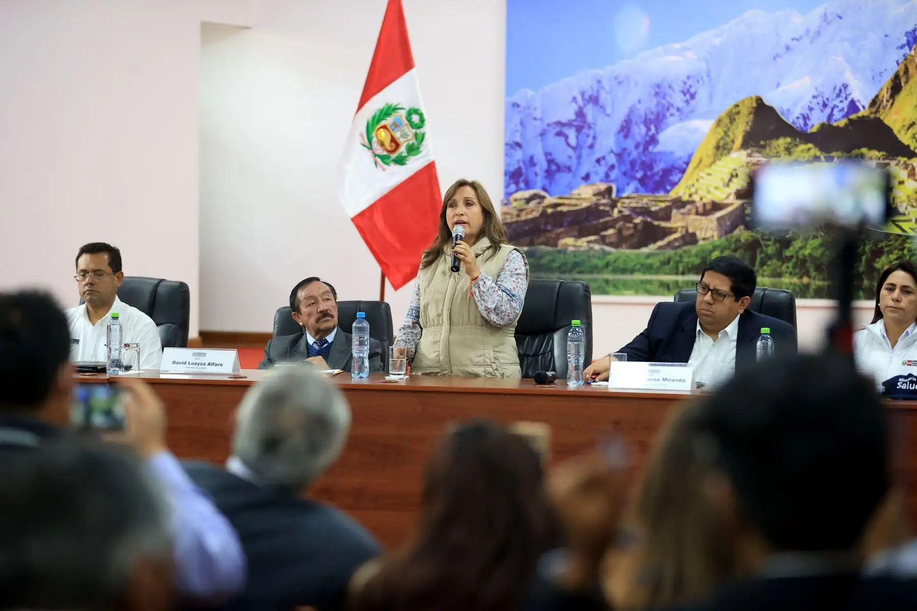 La presidenta Dina Boluarte arribó esta mañana a la ciudad de Cusco acompañada ministros de Estado, y sostuvo una reunió con la Junta Directiva de la Confederación Nacional de Radio y Televisión – CNRTV como parte de su agenda en la ciudad imperial.
Foto: ANDINA/Presidencia Perú