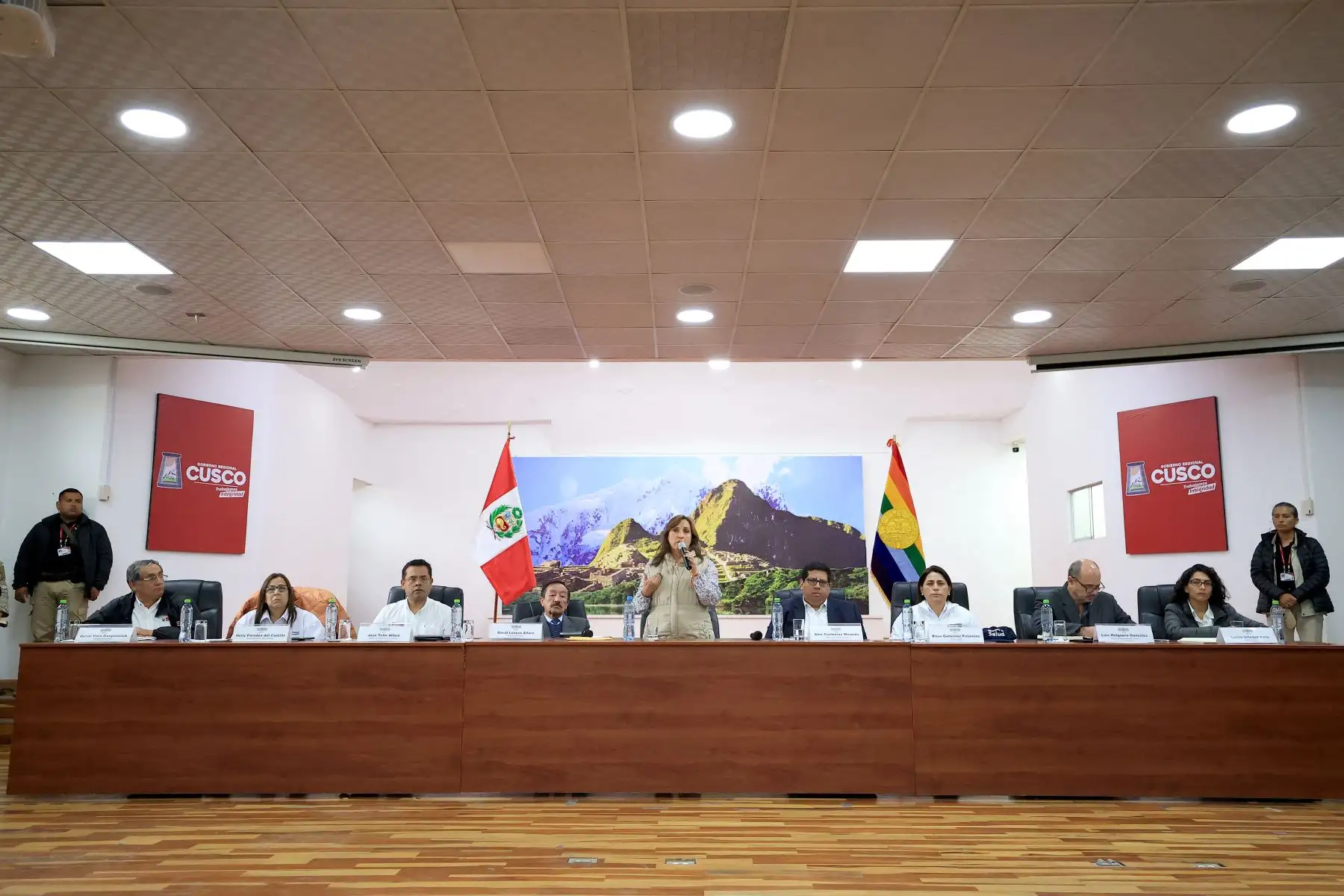 La presidenta Dina Boluarte arribó esta mañana a la ciudad de Cusco acompañada ministros de Estado, y sostuvo una reunió con la Junta Directiva de la Confederación Nacional de Radio y Televisión – CNRTV como parte de su agenda en la ciudad imperial.
Foto: ANDINA/Presidencia Perú