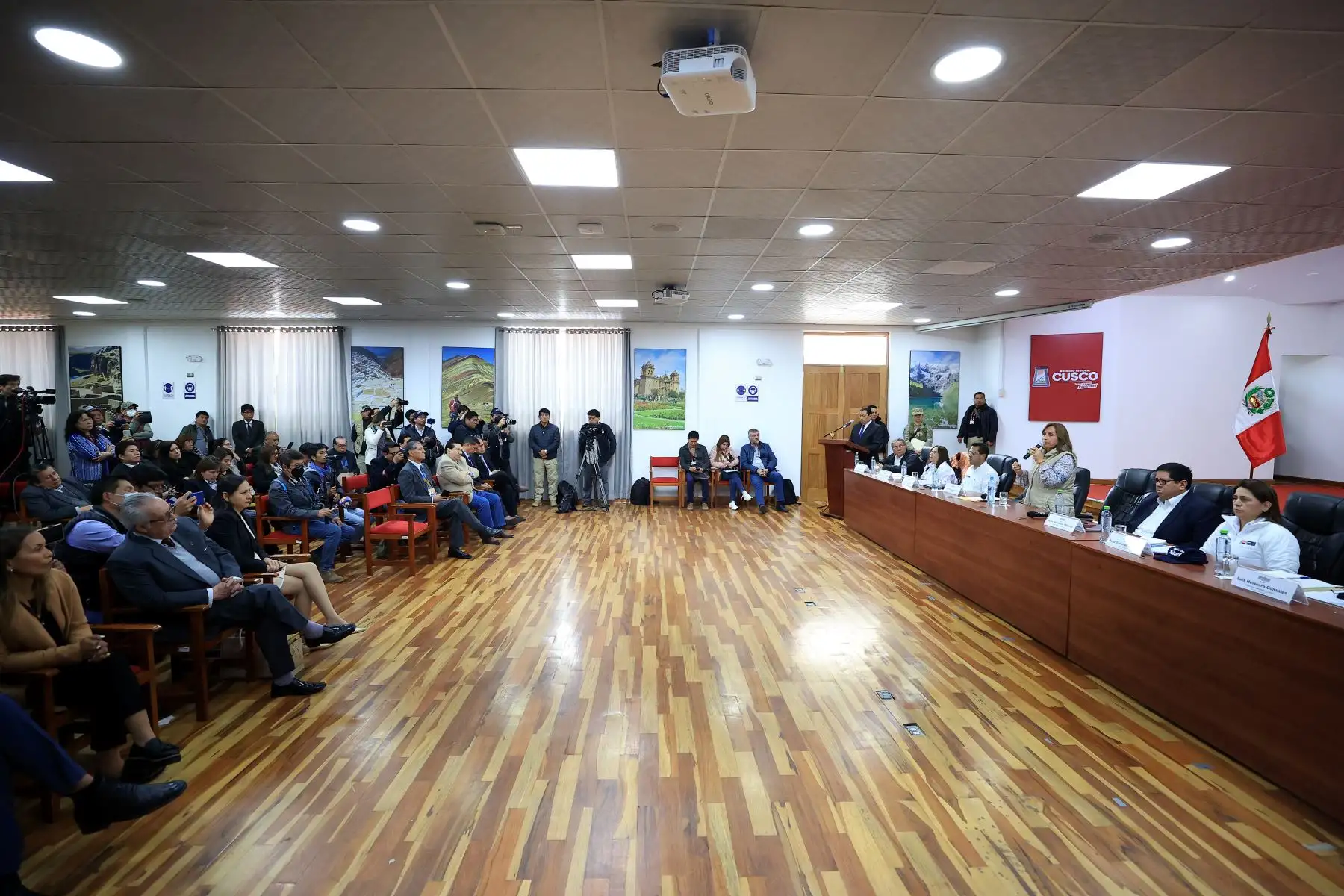 La presidenta Dina Boluarte arribó esta mañana a la ciudad de Cusco acompañada ministros de Estado, y sostuvo una reunió con la Junta Directiva de la Confederación Nacional de Radio y Televisión – CNRTV como parte de su agenda en la ciudad imperial.
Foto: ANDINA/Presidencia Perú
