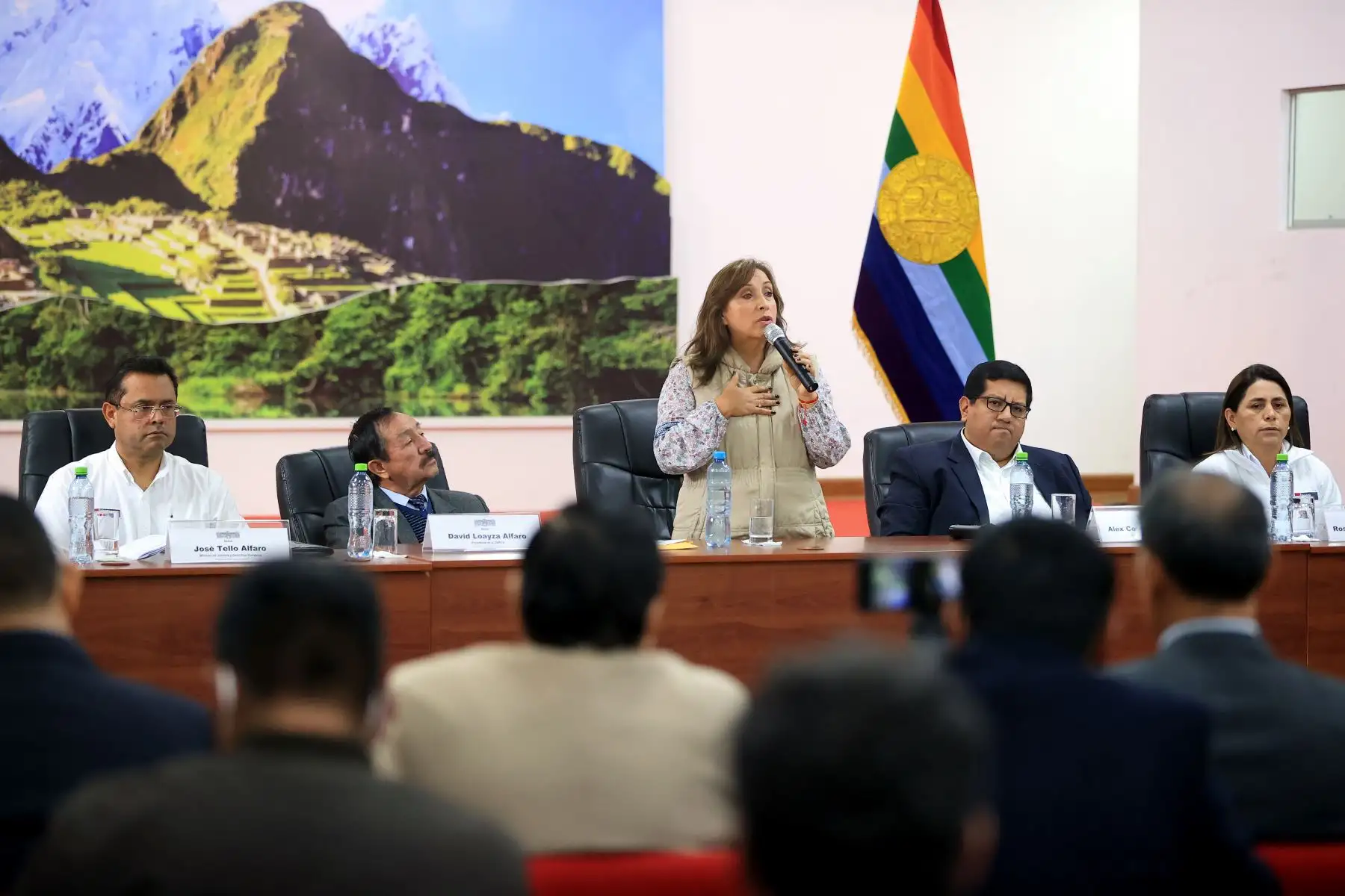 La presidenta Dina Boluarte arribó esta mañana a la ciudad de Cusco acompañada ministros de Estado, y sostuvo una reunió con la Junta Directiva de la Confederación Nacional de Radio y Televisión – CNRTV como parte de su agenda en la ciudad imperial.
Foto: ANDINA/Presidencia Perú