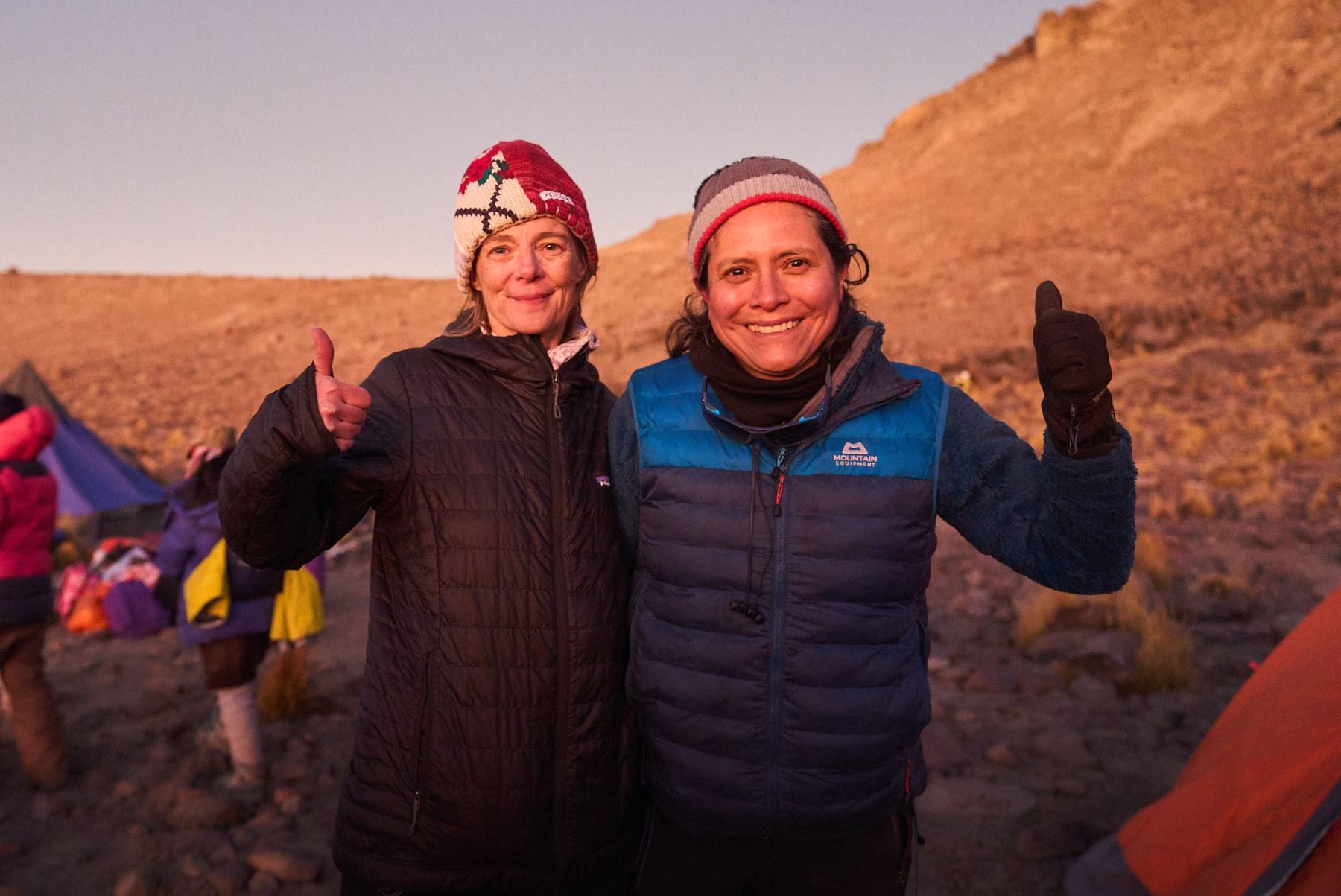 Embajadora de los Estados Unidos en el Perú junto a la activista Silvia Vásquez en la expedición al nevado Mismi, en Arequipa. Foto: Embajada de los EE. UU.