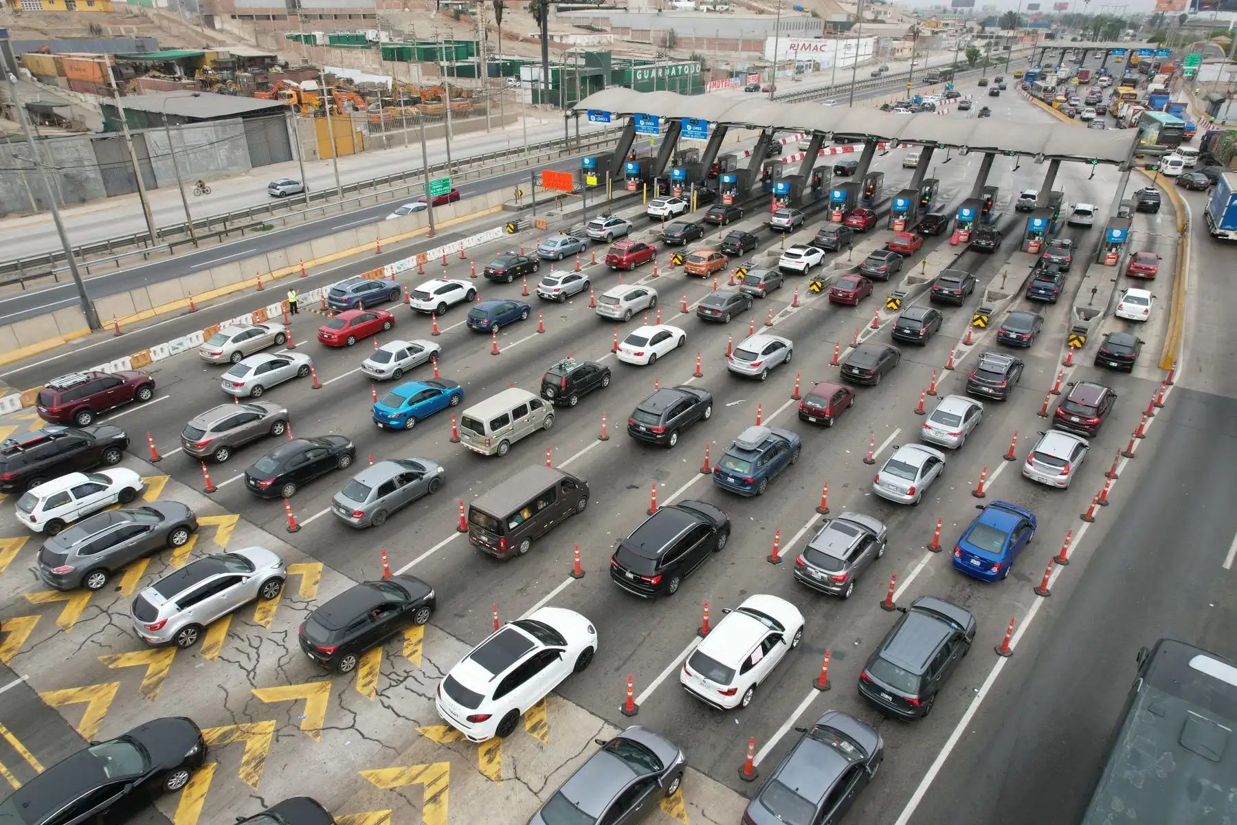 Cientos de limeños aprovechan el feriado largo otorgado por el gobierno  para celebrar las fiestas de fin de año en el sur de la ciudad. Foto: ANDINA/Ricardo Cuba
