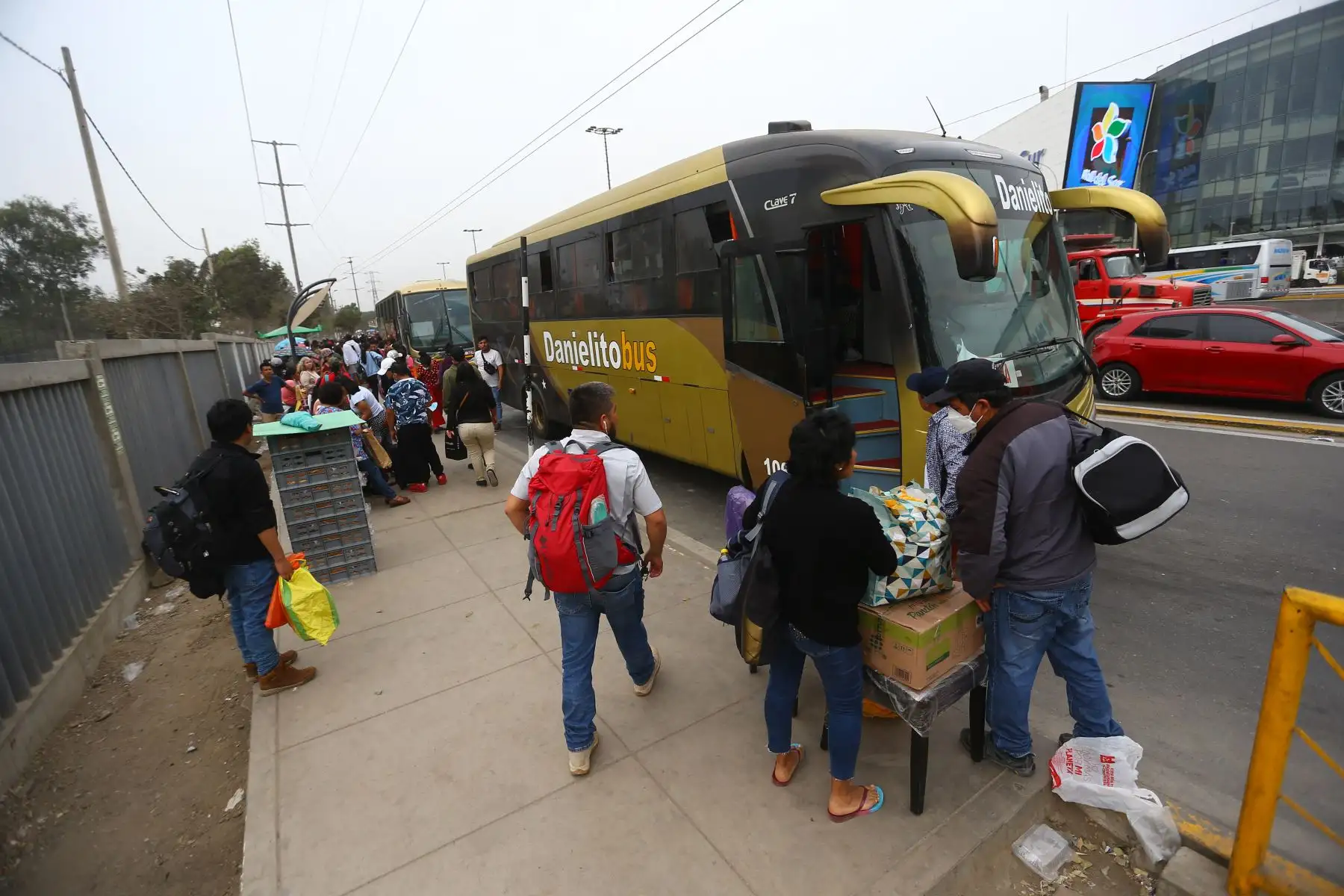 Cientos de limeños aprovechan el feriado largo otorgado por el gobierno  para celebrar las fiestas de fin de año en el sur de la ciudad. Foto: ANDINA/Ricardo Cuba