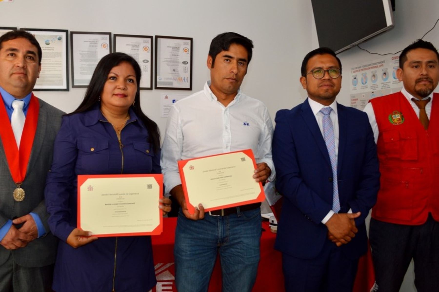 El Jurado Electoral Especial Cajamarca entregó credencial al nuevo gobernador regional de Cajamarca, Roger Guevara Rodríguez.