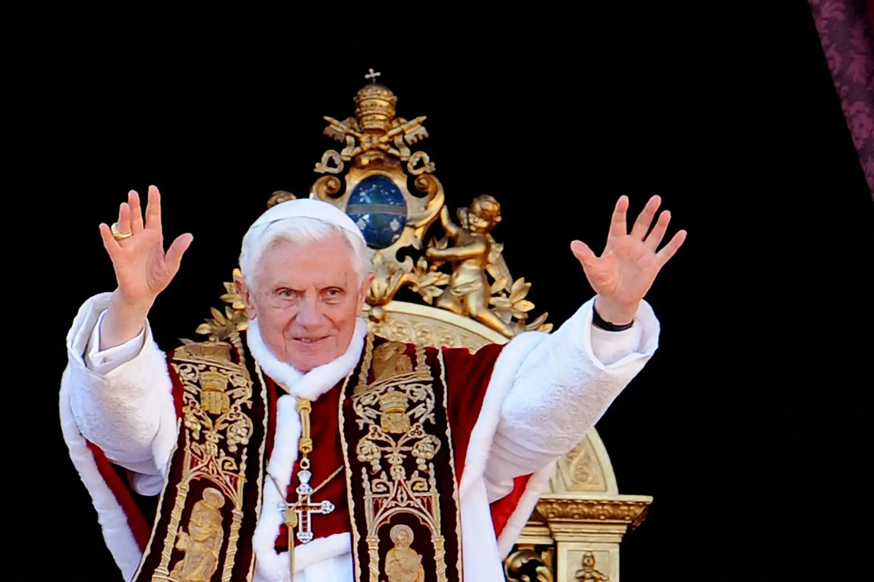 El Papa Benedicto XVI entrega la bendición "Urbi et Orbi" desde el balcón de la basílica de San Pedro en el Vaticano. - El ex papa Benedicto XVI murió a la edad de 95 años, anunció el Vaticano el 31 de diciembre de 2022.  Foto: AFP