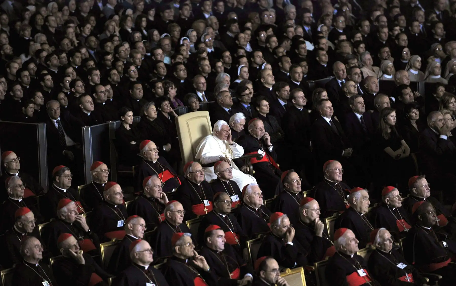 El Papa Benedicto XVI,  asisten a la proyección de una nueva película sobre el difunto Papa Juan Pablo II en octubre. 16, 2008 en el Vaticano. - El ex papa Benedicto XVI murió a la edad de 95 años, anunció el Vaticano el 31 de diciembre de 2022. Foto: AFP