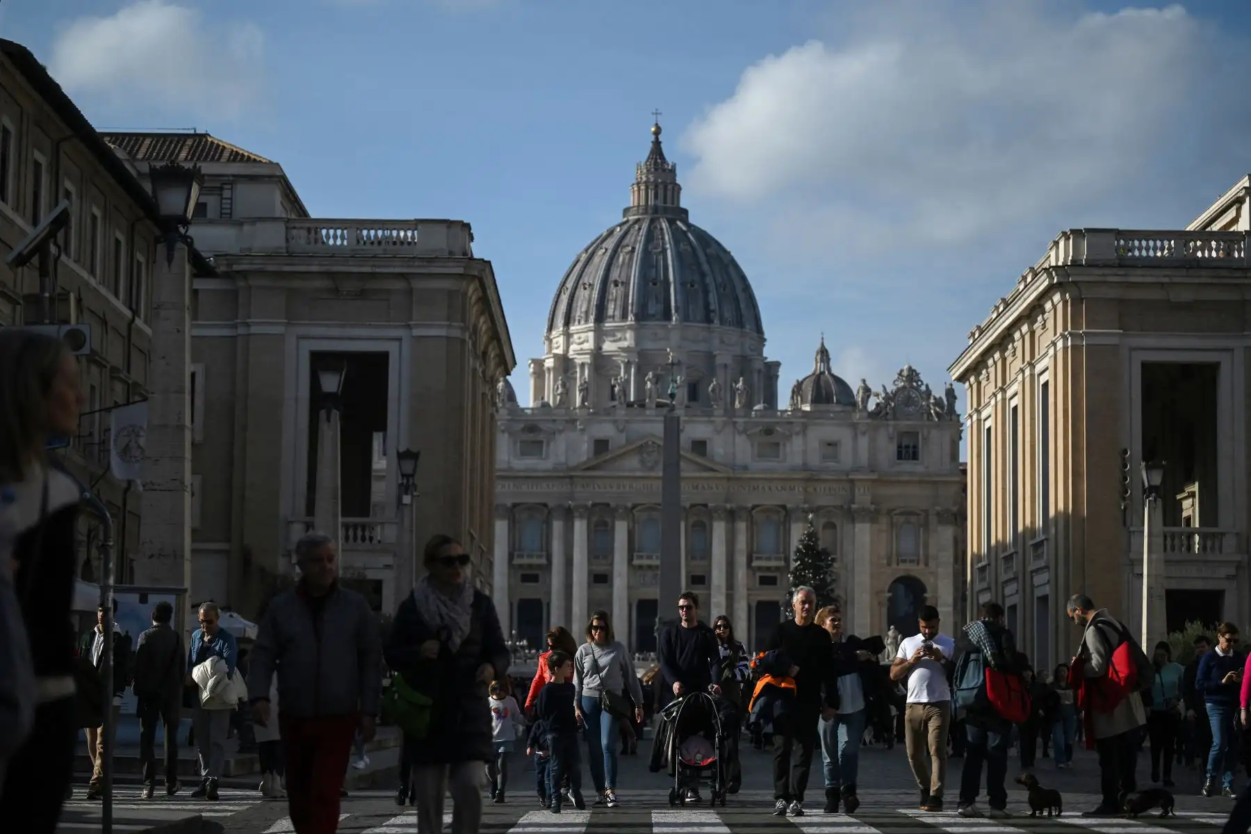 Los peatones caminan frente a la Basílica de San Pedro luego del anuncio de la muerte del ex Papa Benedicto XVI en el Vaticano, el 31 de diciembre de 2022. Foto: AFP
