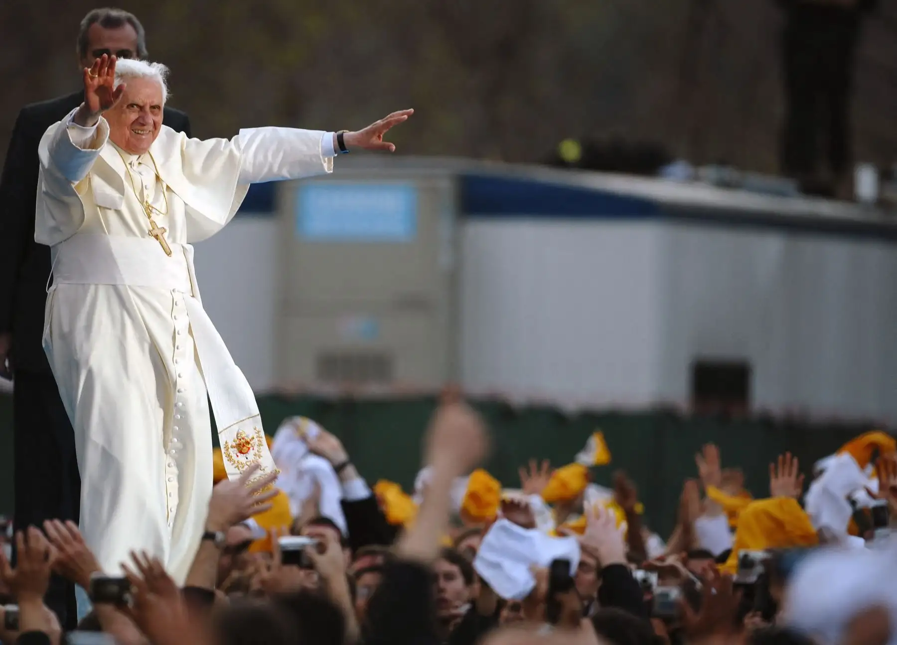 El Papa Benedicto XVI saluda a los jóvenes al final de un mitin en el Seminario St Joseph en Yonkers, Nueva York. El ex papa Benedicto XVI murió a la edad de 95 años, anunció el Vaticano el 31 de diciembre de 2022. Foto: AFP