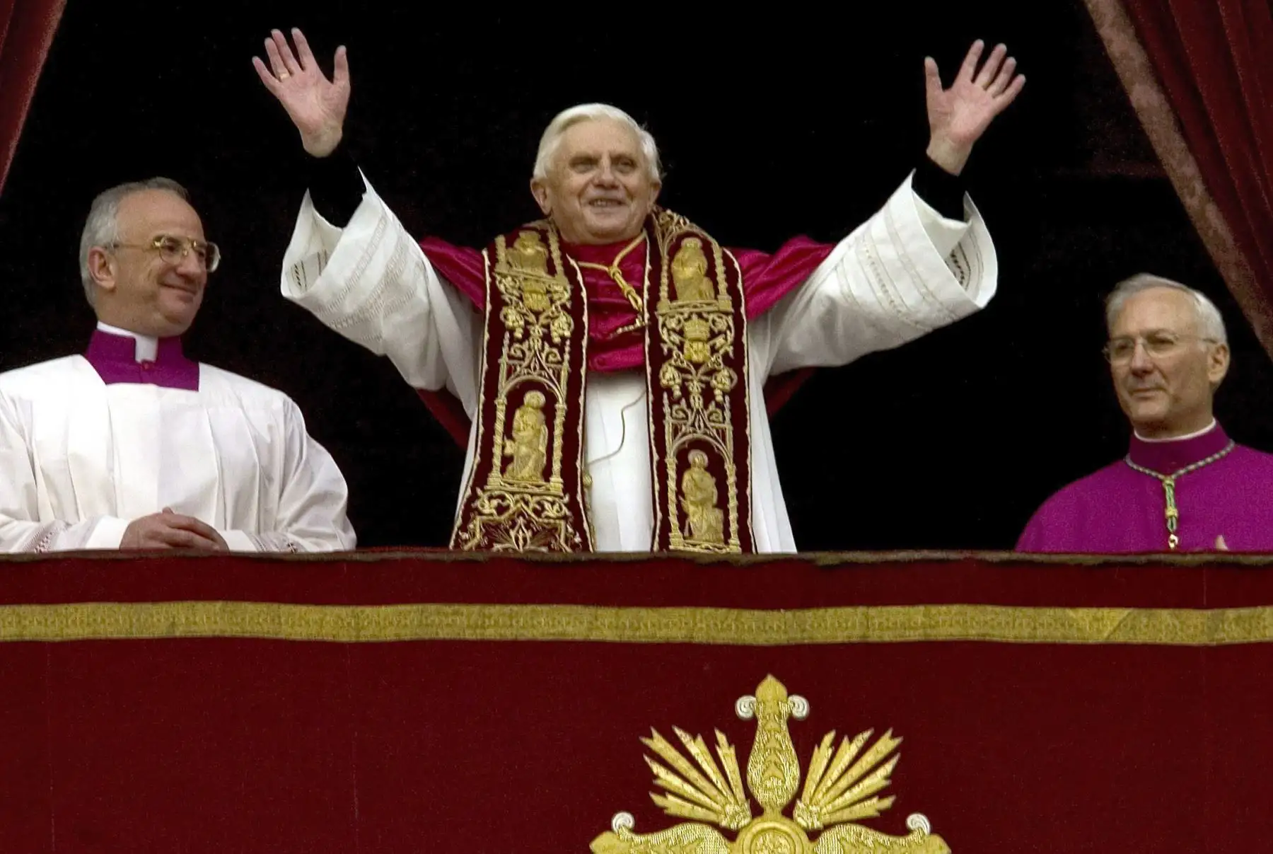 El Papa Benedicto XVI  saluda a los peregrinos mientras está de pie en el balcón de la Basílica de San Pedro. Basílica de San Pedro después de su elección, en la Ciudad del Vaticano, 19 de abril de 2005, el Papa emérito Benedicto XVI murió a los 95 años el 31 de diciembre de 2022. Foto: EFE