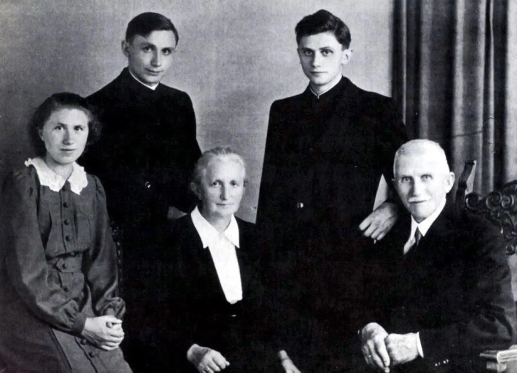Una foto familiar sin fecha proporcionada por la Arquidiócesis de Munich y Freising el 20 de abril de 2005 muestra al padre Joseph (R) y la madre María (C) Ratzinger con sus hijos María, George y Joseph Jr. (De izquierda a derecha) tomada después de que ambos hijos se convirtieran en sacerdotes de la iglesia católica romana. El Papa emérito Benedicto XVI murió a los 95 años el 31 de diciembre de 2022. Nacido como Joseph Ratzinger en Baviera, Alemania. Foto: EFE