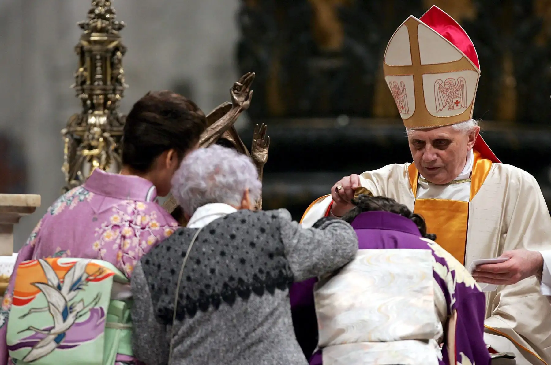 El cardenal Joseph Ratzinger  bautiza a un fiel japonés acompañado por una madrina, en representación del Papa Juan Pablo II,  en la Basílica de San Pedro, en el Vaticano, 26 de marzo de 2005, el Papa emérito Benedicto XVI murió a los 95 años el 31 de diciembre de 2022. Nacido como Joseph Ratzinger en Baviera, Alemania. Foto: EFE