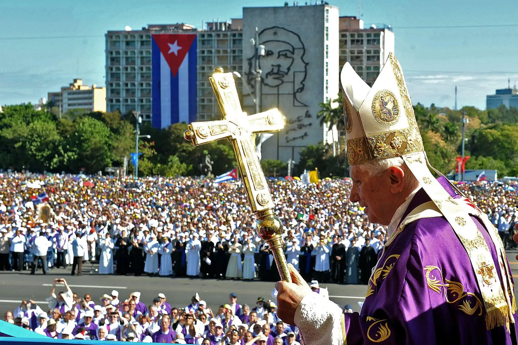 El Papa Benedicto XVI llega para la santa misa en la Plaza de la Revolución en La Habana. Benedicto XVI se reunirá con Fidel Castro al concluir una visita de tres días en la que pidió una "sociedad más abierta" en la isla gobernada por comunistas, murió el 31 de diciembre de 2022 a la edad de 95 años. Foto: AFP