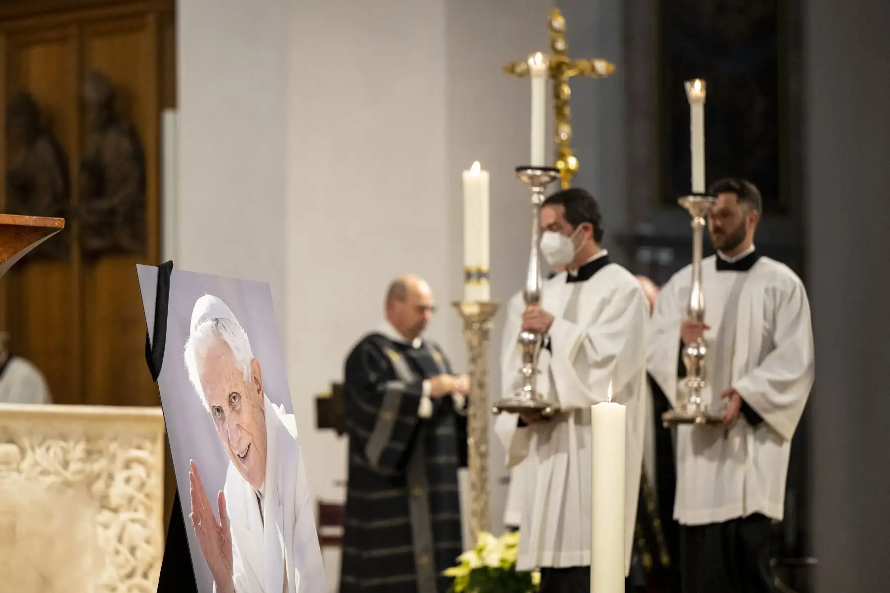 Una foto del ex Papa emérito Benedicto XVI se ve en el altar durante una oración en la Iglesia Catedral de Nuestra Señora (Frauenkirche) el 31 de diciembre de 2022 en Munich, Alemania, murió el 31 de diciembre de 2022 a la edad de 95 años. Foto: AFP