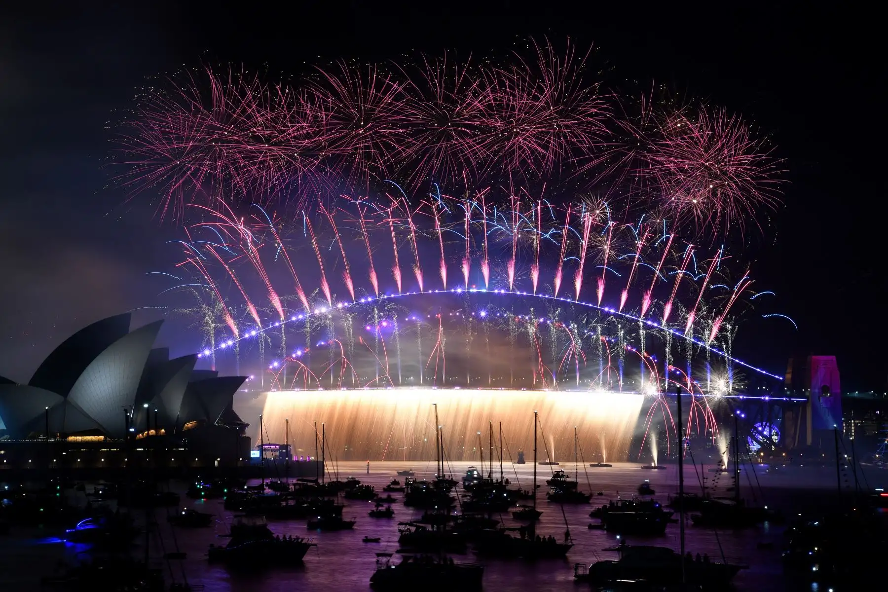 Sídney Australia, fuegos artificiales de medianoche iluminaron el cielo sobre la Ópera de Sídney y el puente del puerto de Sídney durante las celebraciones de Nochevieja en Sídney, Nueva Gales del Sur, Australia, el 01 de enero de 2023. Fto:  EFE
