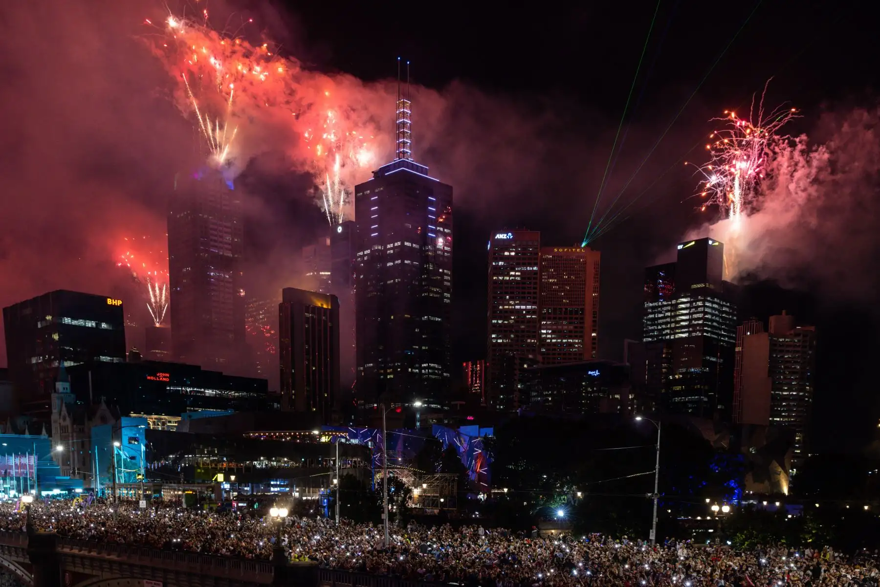 Fuegos artificiales iluminaron el cielo sobre los edificios a lo largo del río Yarra durante las celebraciones de Noche vieja en Melbourne, Victoria, Australia, el 01 de enero de 2023. Foto: EFE