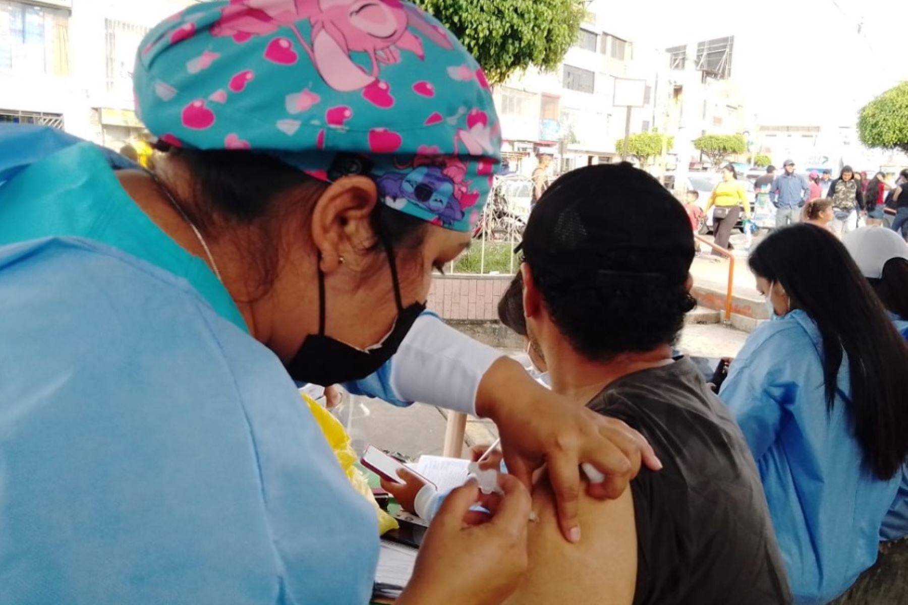En la ciudad de Chimbote, en vísperas de la llegada del nuevo año, las enfermeras de la Red de Salud Pacífico Norte se agrupan en brigadas para vacunar a la población contra el neumococo, el tétanos y colocar la cuarta dosis contra el covid-19.