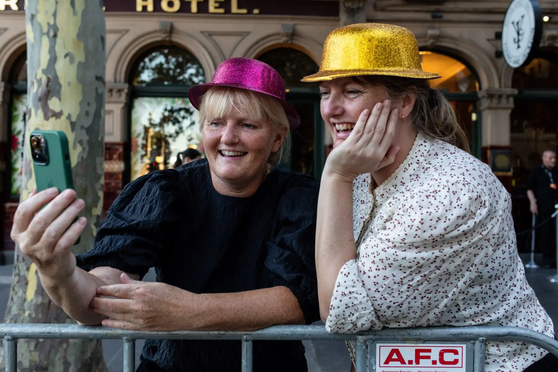 Melbourne (Australia), 31/12/2022.- Personas se toman un selfie durante las celebraciones de Nochevieja en Melbourne, Victoria, Australia, el 31 de diciembre de 2022. Foto: EFE