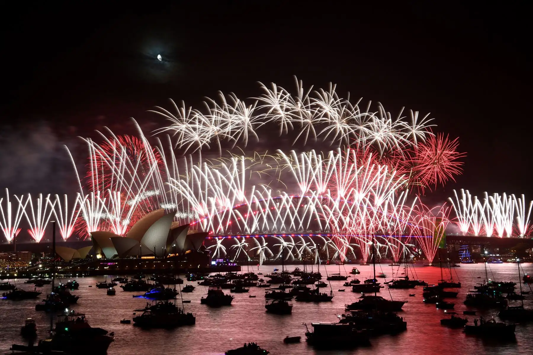 Sídney (Australia),Fuegos artificiales iluminaron el cielo sobre los edificios a lo largo del río Yarra durante las celebraciones de Noche vieja en Melbourne, Victoria, Australia, el 01 de enero de 2023. Foto: EFE