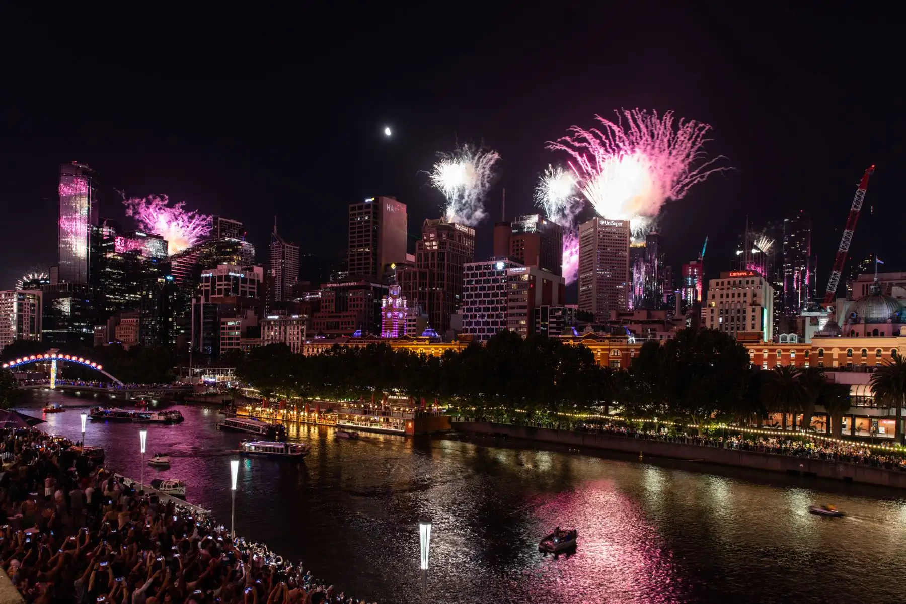 Fuegos artificiales iluminaron el cielo sobre los edificios a lo largo del río Yarra durante las celebraciones de Noche vieja en Melbourne, Victoria, Australia, el 01 de enero de 2023. Foto: EFE