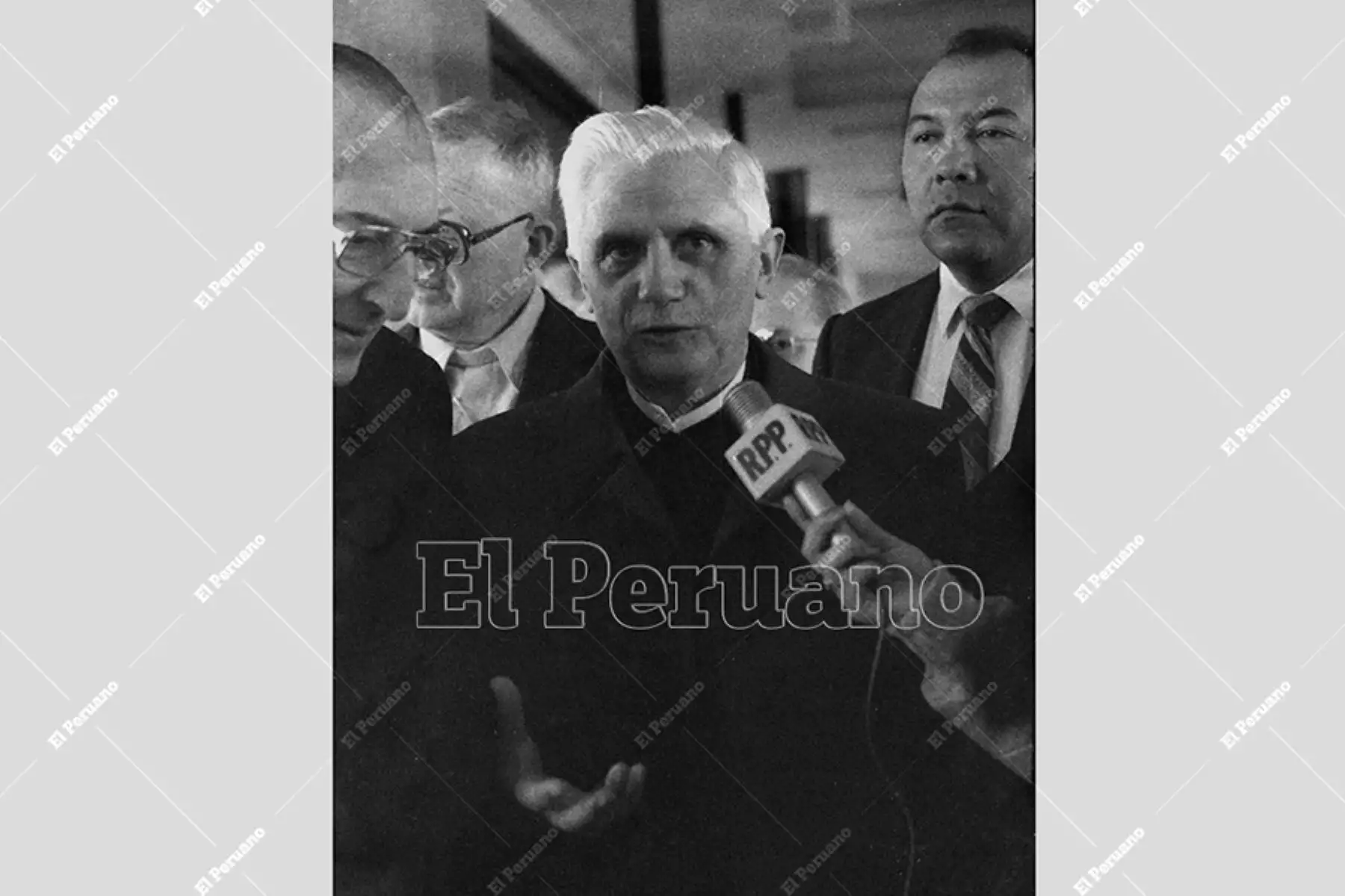Callao - 24 julio 1986 /  Joseph Ratzinger,  prefecto de la Sagrada Congregación para la Doctrina de la Fe del Vaticano, declara a la prensa poco antes de abandonar el pais luego de una visita oficial. Foto: Archivo Histórico de El Peruano