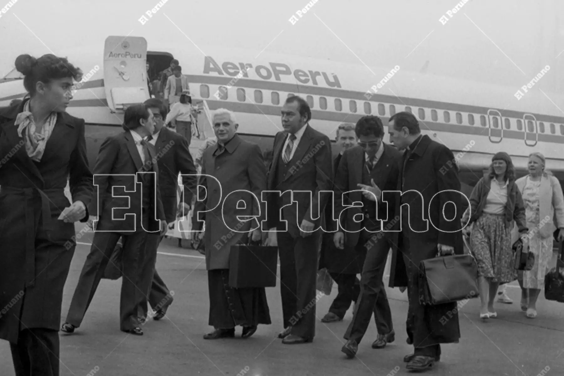 Callao - 18 julio 1986 / Visita de Joseph Ratzinger, Prefecto de la Sagrada Congregación para la Doctrina de la Fe y uno de los principales teólogos del Vaticano. Ratzinger se entrevistará con el presidente Alan García Pérez en Palacio de Gobierno y recorrerá diversos pueblos jóvenes de Lima. Foto: Archivo Histórico de El Peruano