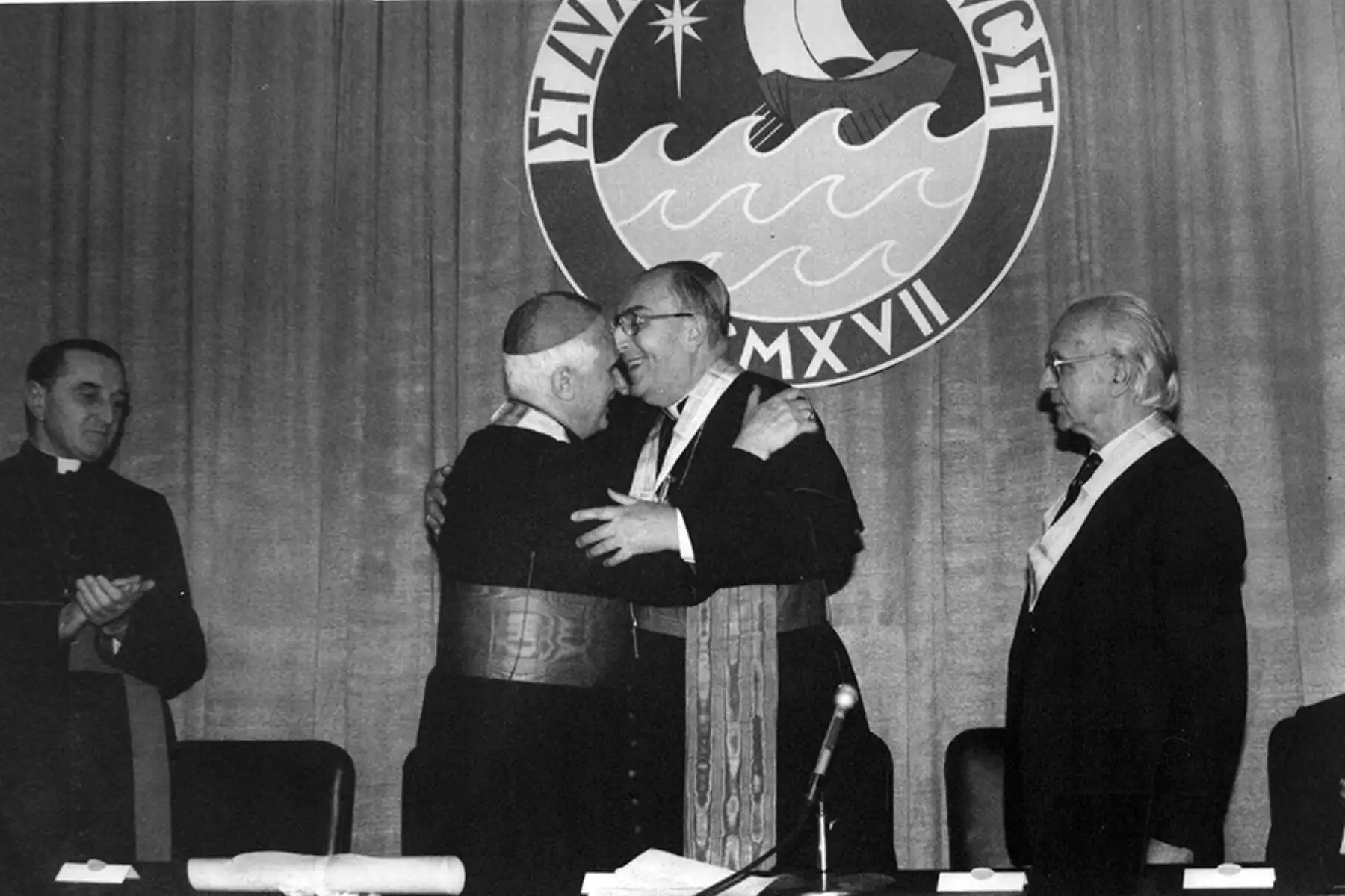 Lima - julio 1986 / El cardenal Juan Landazuri Ricketts felicita a  Joseph Ratzinger, prefecto de la Congregación de la Doctrina de la Fe del Vaticano, quien fue nombrado doctor honoris causa de la Pontificia Universidad Católica del Perú. Foto: Difusión