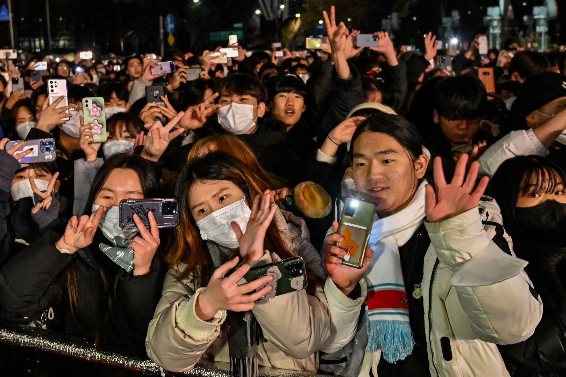 La gente celebra después de la medianoche durante un evento de cuenta regresiva para conmemorar el Año Nuevo en el pabellón Bosingak en el centro de Seúl el 1 de enero de 2023. Foto: AFP
