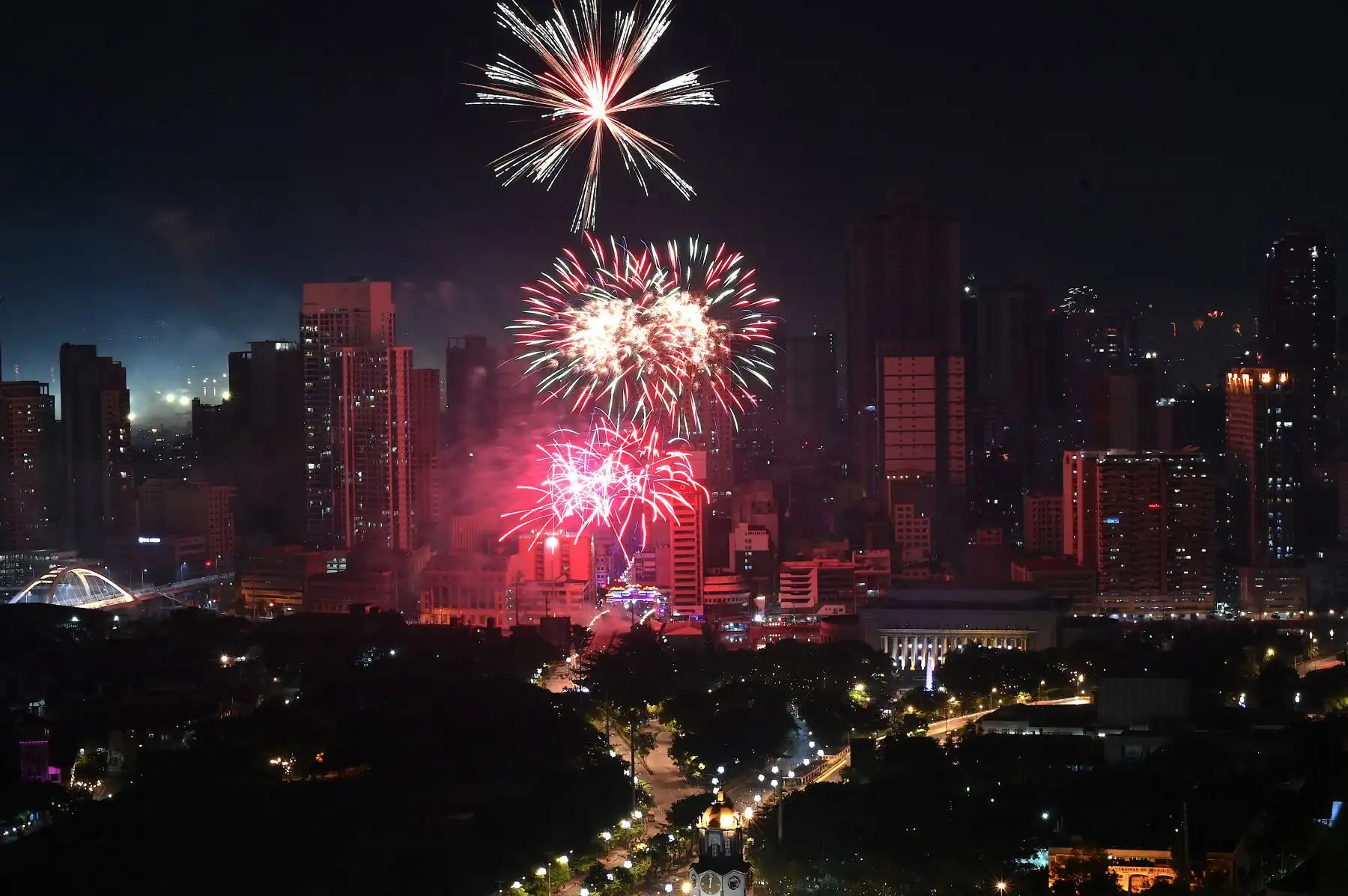 Los fuegos artificiales iluminan el cielo sobre el Parque Rizal en Manila para celebrar durante las celebraciones de Año Nuevo el 1 de enero de 2023. Foto: AFP