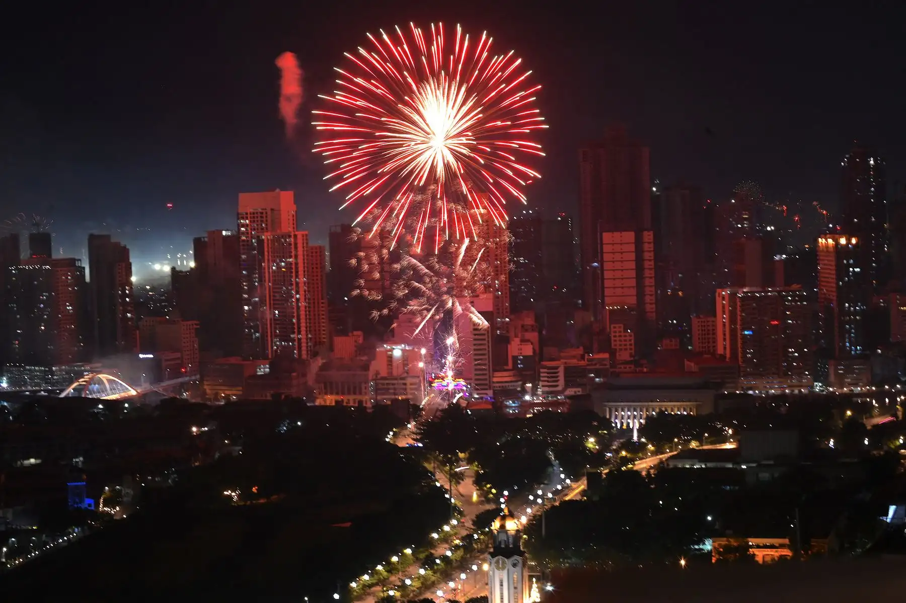 Los fuegos artificiales iluminan el cielo sobre el Puente Jones en Manila para celebrar durante las celebraciones de Año Nuevo el 1 de enero de 2023. Foto: AFP